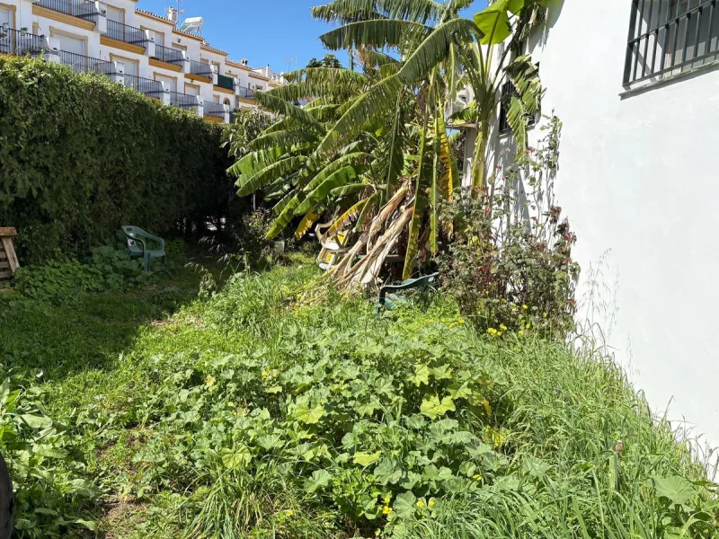 Spacious townhouse located in an excellent area of ​​Estepona, just 500 meters from the seafront promenade and the beach, with all amenities within easy walking distance: shops, bars, restaurants, and leisure facilities.