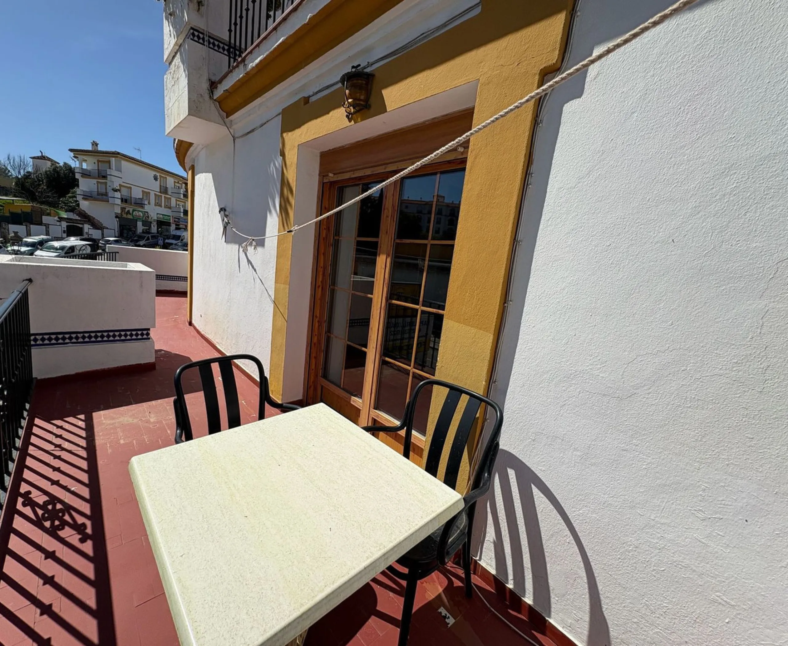 Spacious townhouse located in an excellent area of ​​Estepona, just 500 meters from the seafront promenade and the beach, with all amenities within easy walking distance: shops, bars, restaurants, and leisure facilities.