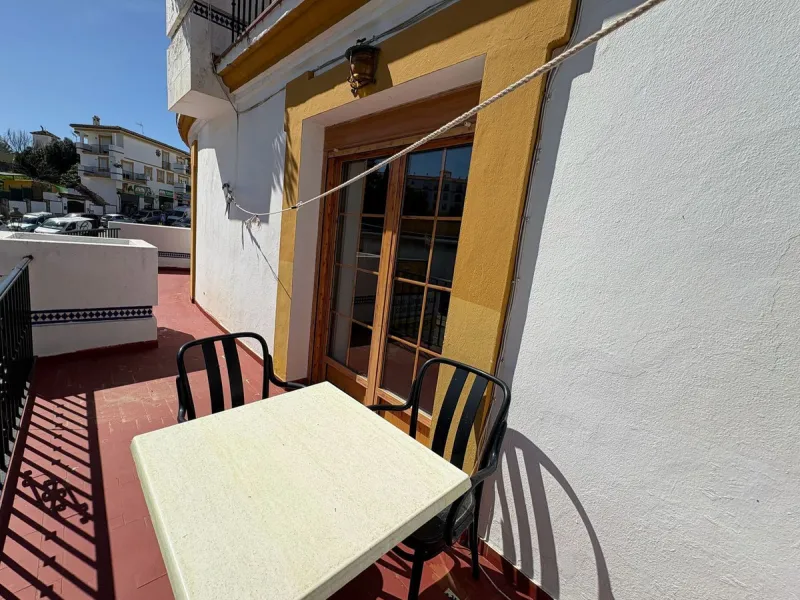 Spacious townhouse located in an excellent area of ​​Estepona, just 500 meters from the seafront promenade and the beach, with all amenities within easy walking distance: shops, bars, restaurants, and leisure facilities.