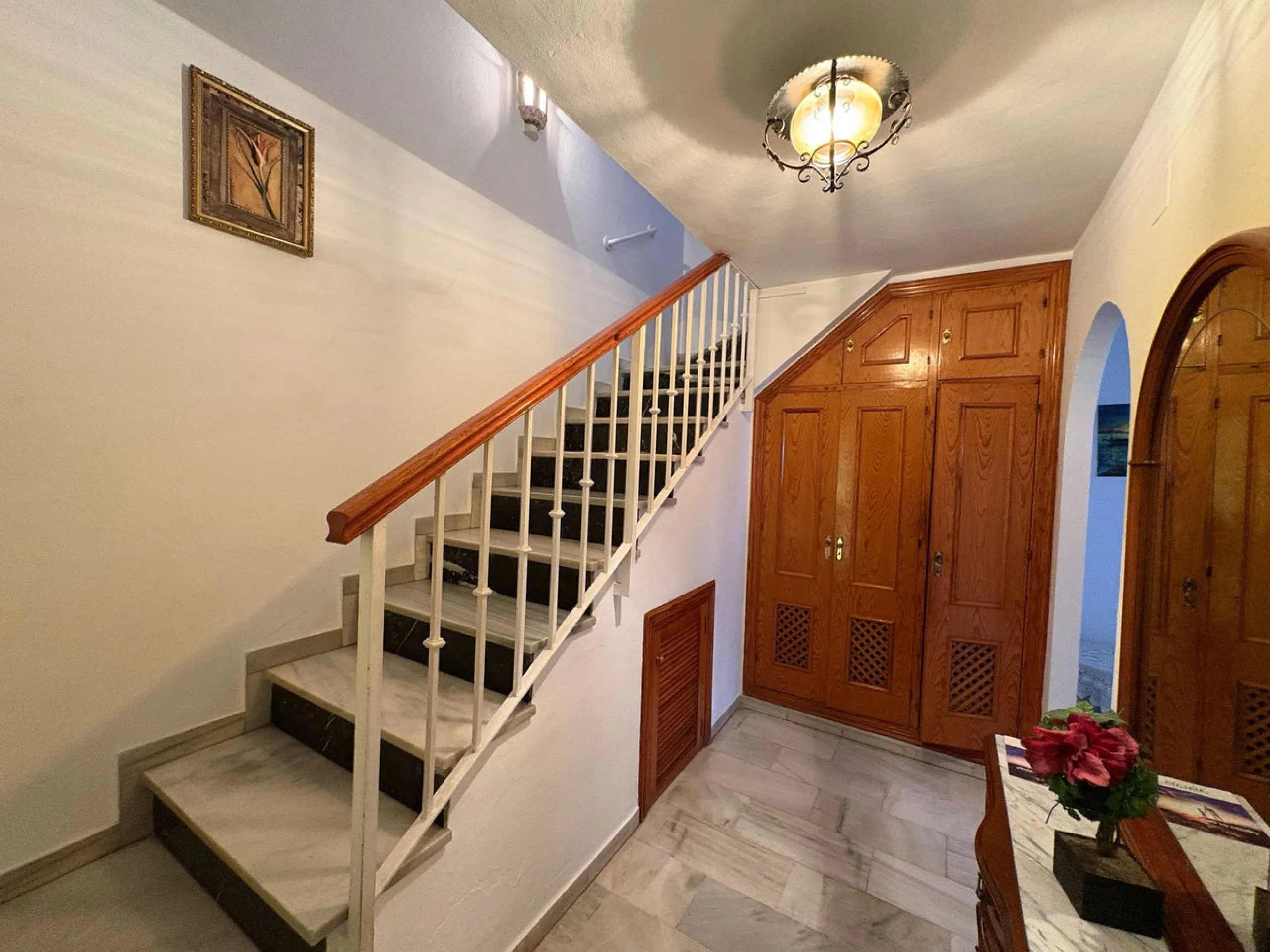 Spacious townhouse located in an excellent area of ​​Estepona, just 500 meters from the seafront promenade and the beach, with all amenities within easy walking distance: shops, bars, restaurants, and leisure facilities.