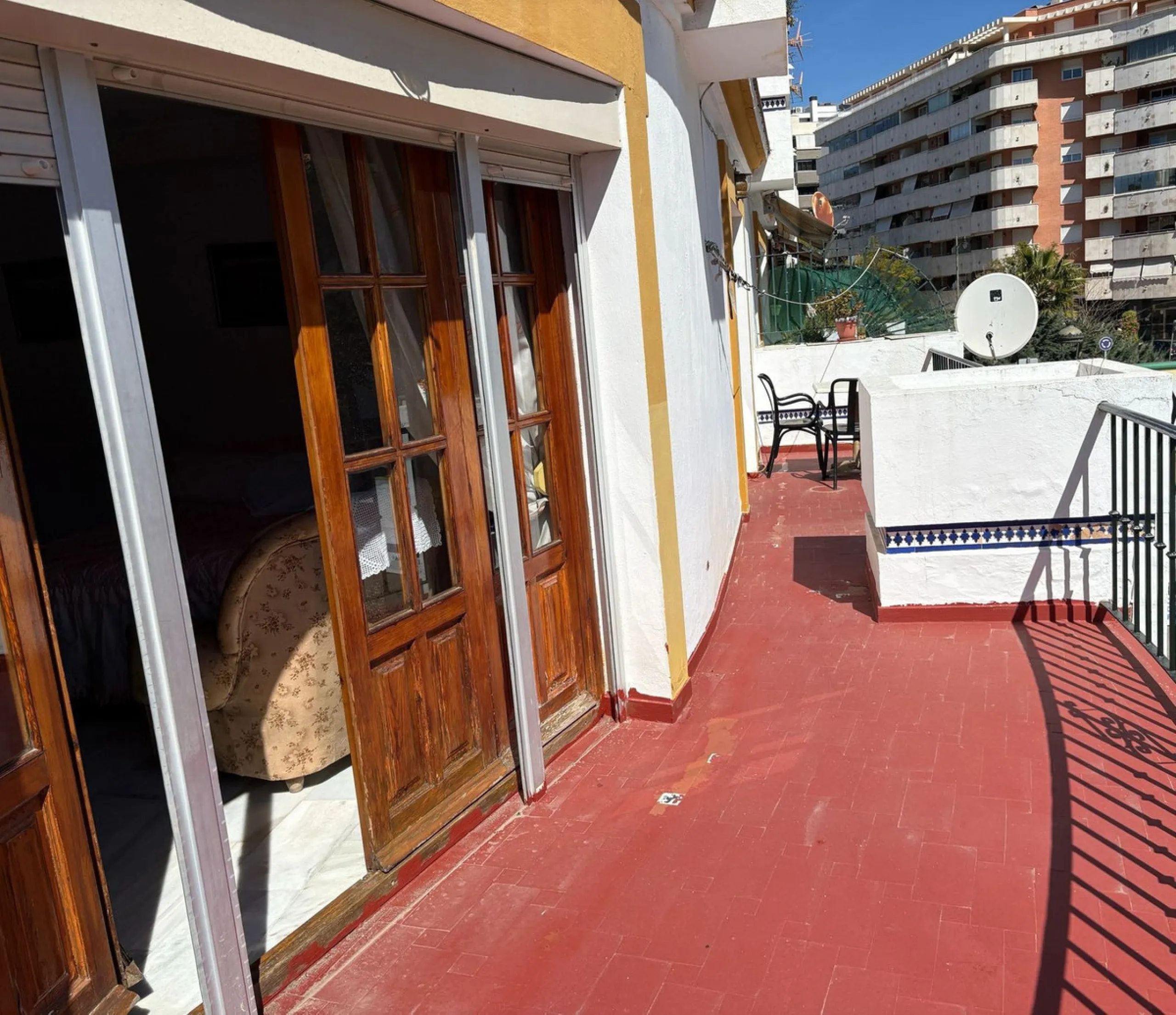 Spacious townhouse located in an excellent area of ​​Estepona, just 500 meters from the seafront promenade and the beach, with all amenities within easy walking distance: shops, bars, restaurants, and leisure facilities.