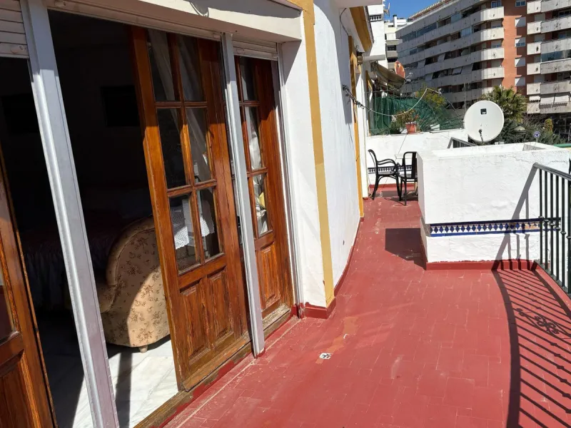 Spacious townhouse located in an excellent area of ​​Estepona, just 500 meters from the seafront promenade and the beach, with all amenities within easy walking distance: shops, bars, restaurants, and leisure facilities.