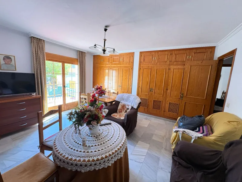 Spacious townhouse located in an excellent area of ​​Estepona, just 500 meters from the seafront promenade and the beach, with all amenities within easy walking distance: shops, bars, restaurants, and leisure facilities.
