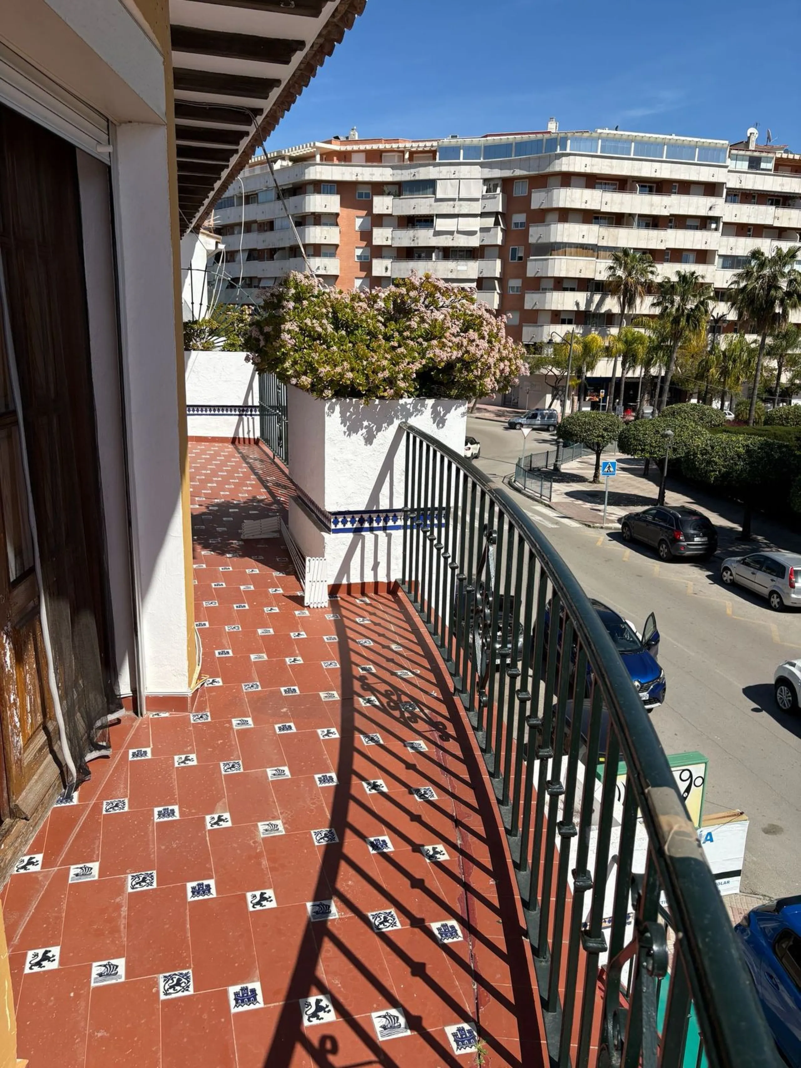Spacious townhouse located in an excellent area of ​​Estepona, just 500 meters from the seafront promenade and the beach, with all amenities within easy walking distance: shops, bars, restaurants, and leisure facilities.