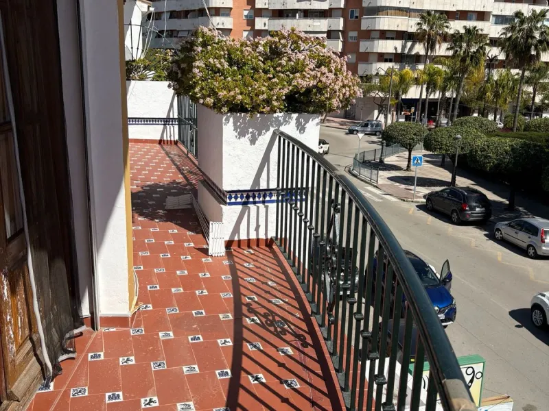 Spacious townhouse located in an excellent area of ​​Estepona, just 500 meters from the seafront promenade and the beach, with all amenities within easy walking distance: shops, bars, restaurants, and leisure facilities.
