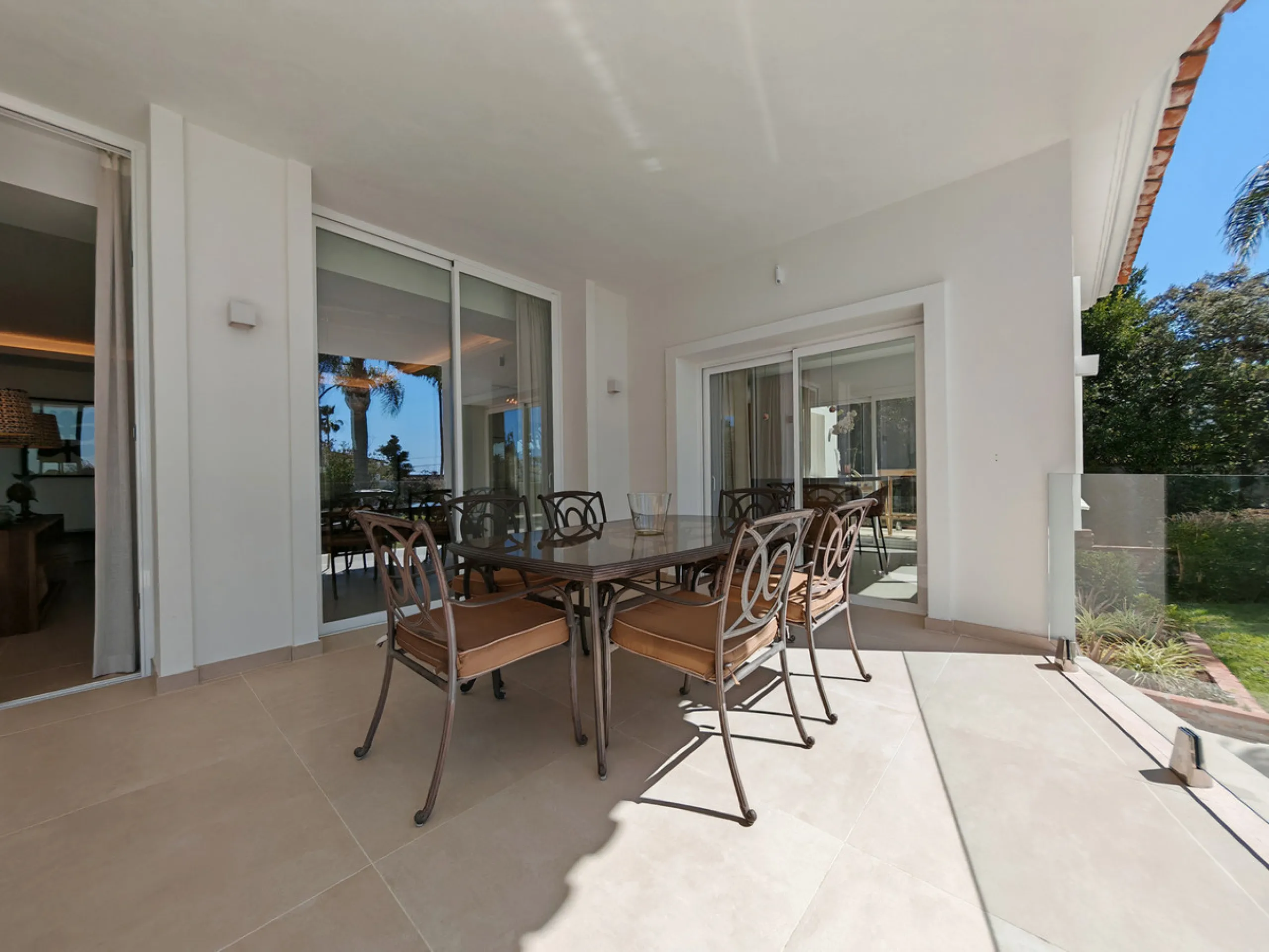 Villa for sale in Elviria, Marbella with 4 bedrooms, 4 bathrooms, 4 en suite bathrooms, 1 toilet and with orientation south, with private swimming pool, private garage and private garden. Regarding property dimensions, it has 327 m² built and 1,519 m² plo