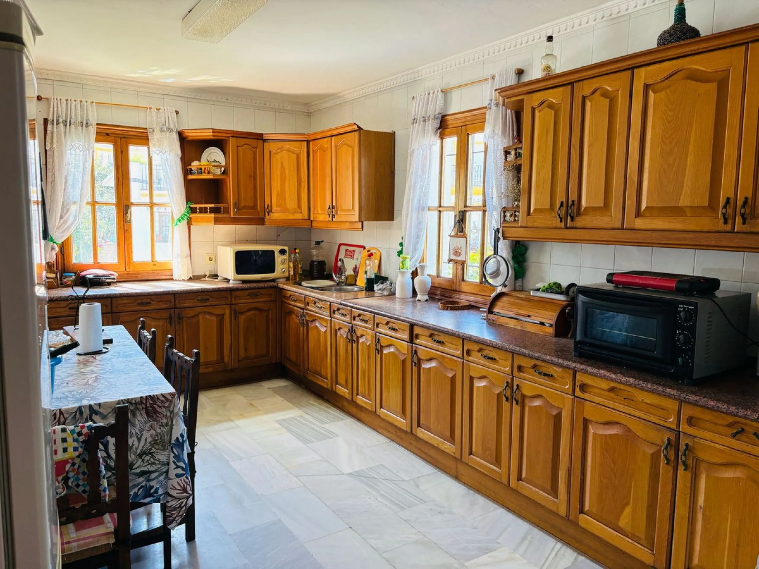Spacious townhouse located in an excellent area of ​​Estepona, just 500 meters from the seafront promenade and the beach, with all amenities within easy walking distance: shops, bars, restaurants, and leisure facilities.