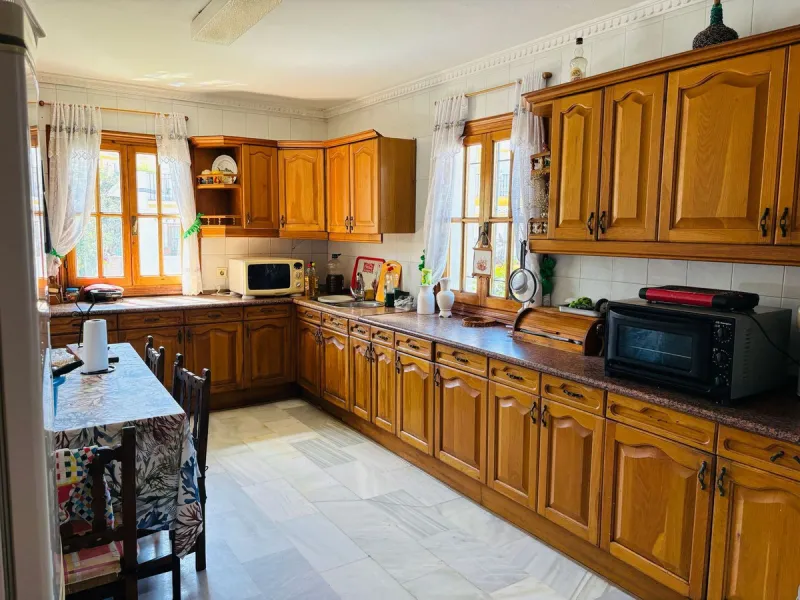 Spacious townhouse located in an excellent area of ​​Estepona, just 500 meters from the seafront promenade and the beach, with all amenities within easy walking distance: shops, bars, restaurants, and leisure facilities.