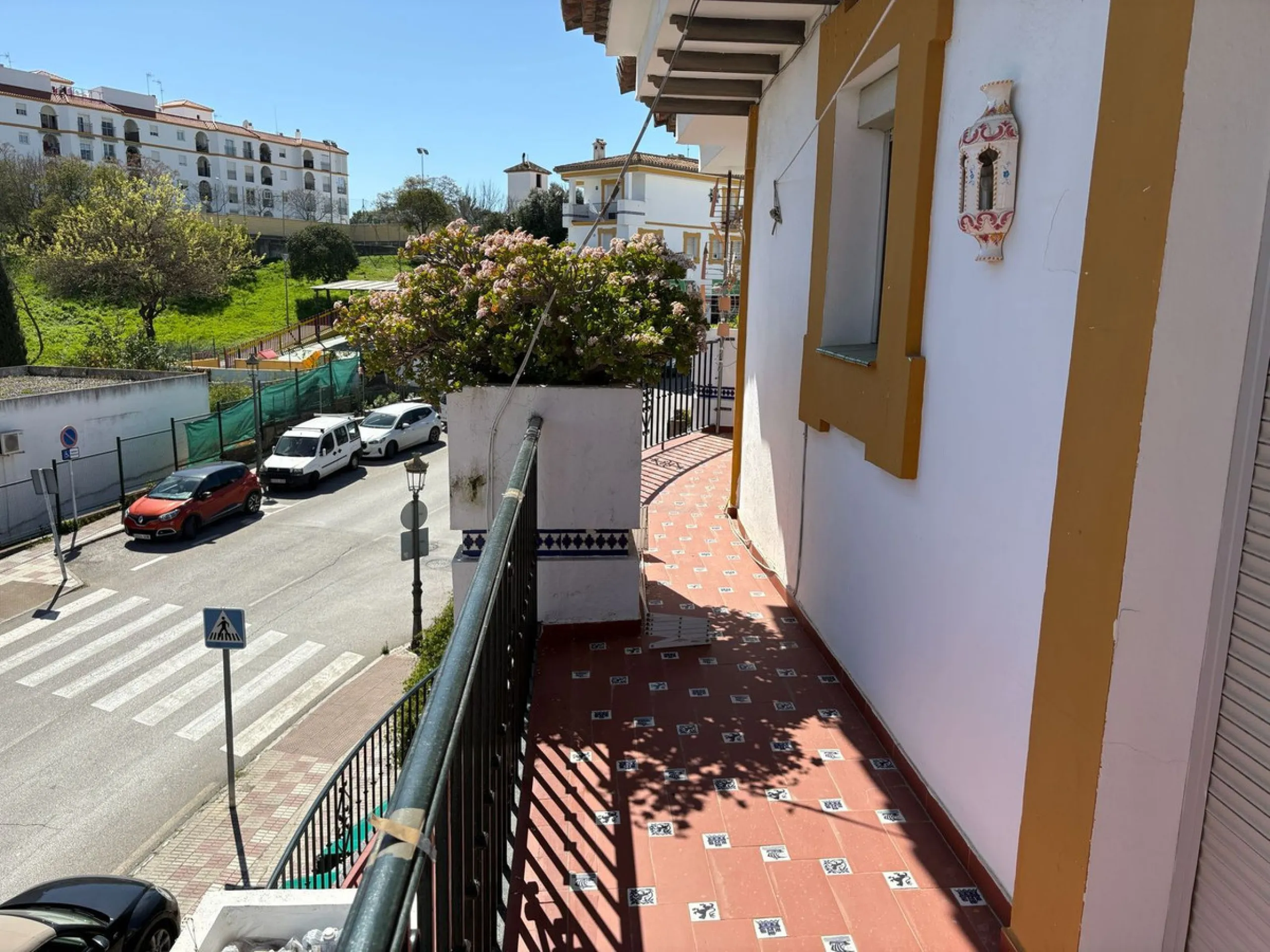 Spacious townhouse located in an excellent area of ​​Estepona, just 500 meters from the seafront promenade and the beach, with all amenities within easy walking distance: shops, bars, restaurants, and leisure facilities.