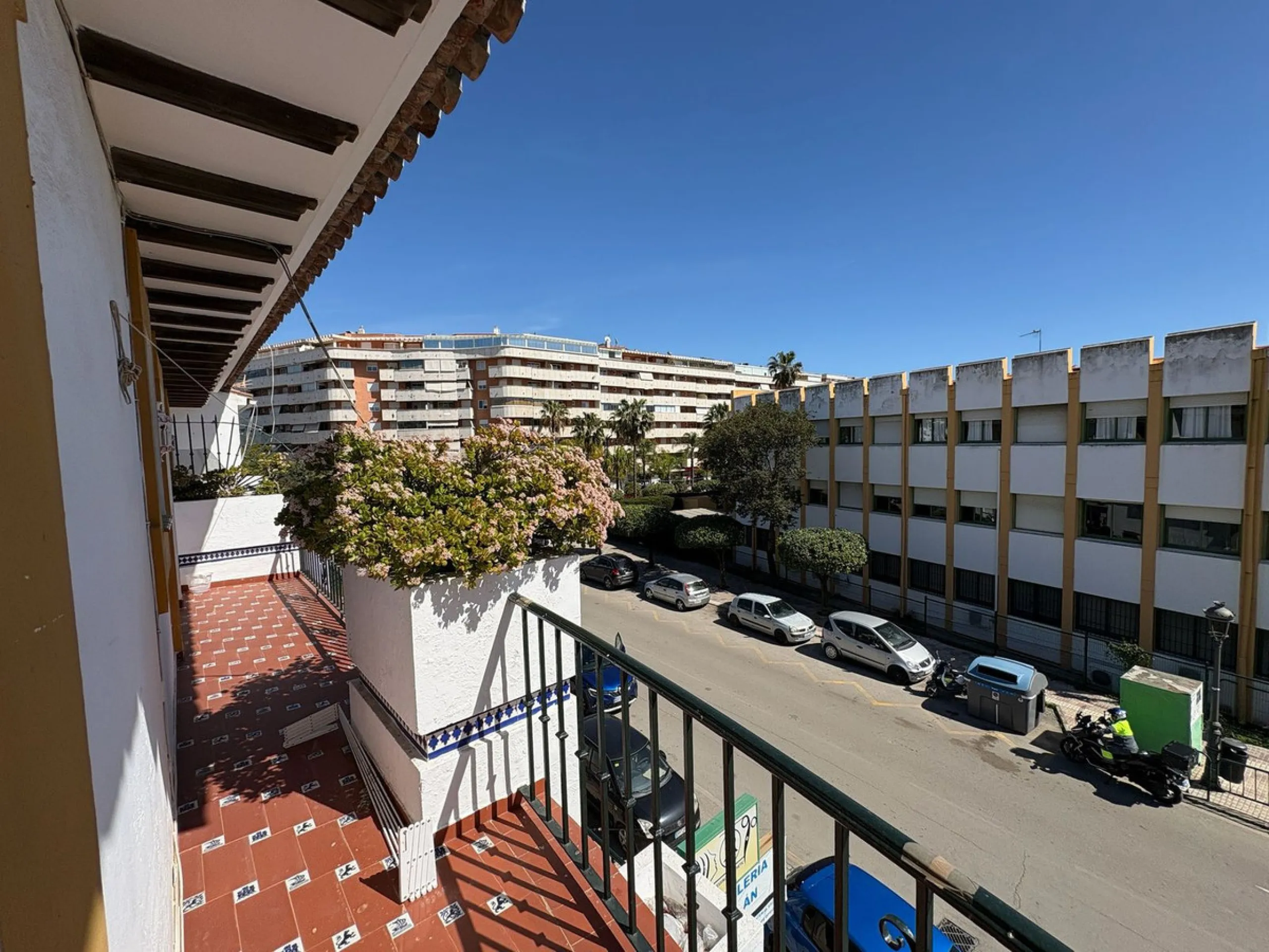Spacious townhouse located in an excellent area of ​​Estepona, just 500 meters from the seafront promenade and the beach, with all amenities within easy walking distance: shops, bars, restaurants, and leisure facilities.