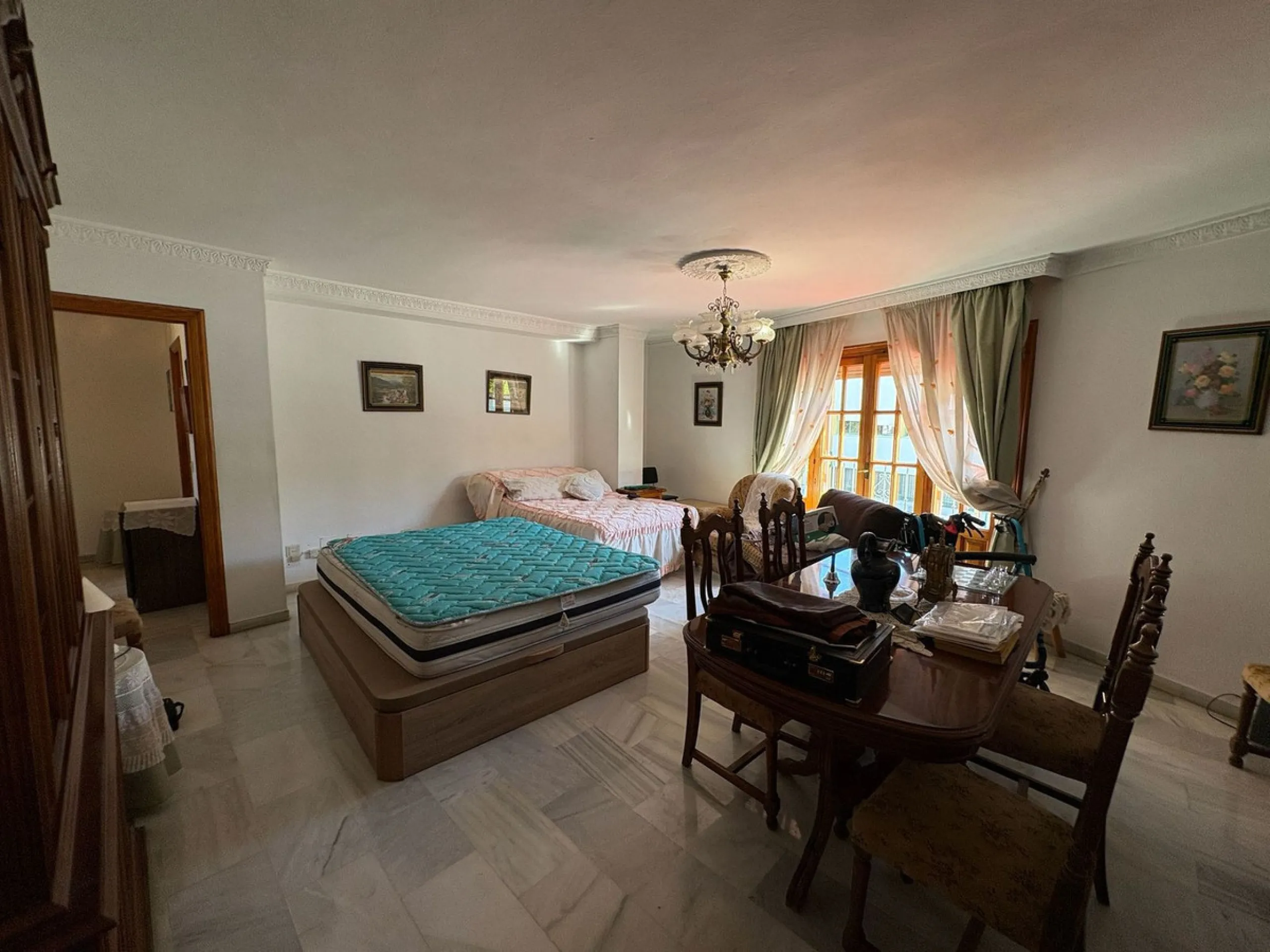 Spacious townhouse located in an excellent area of ​​Estepona, just 500 meters from the seafront promenade and the beach, with all amenities within easy walking distance: shops, bars, restaurants, and leisure facilities.