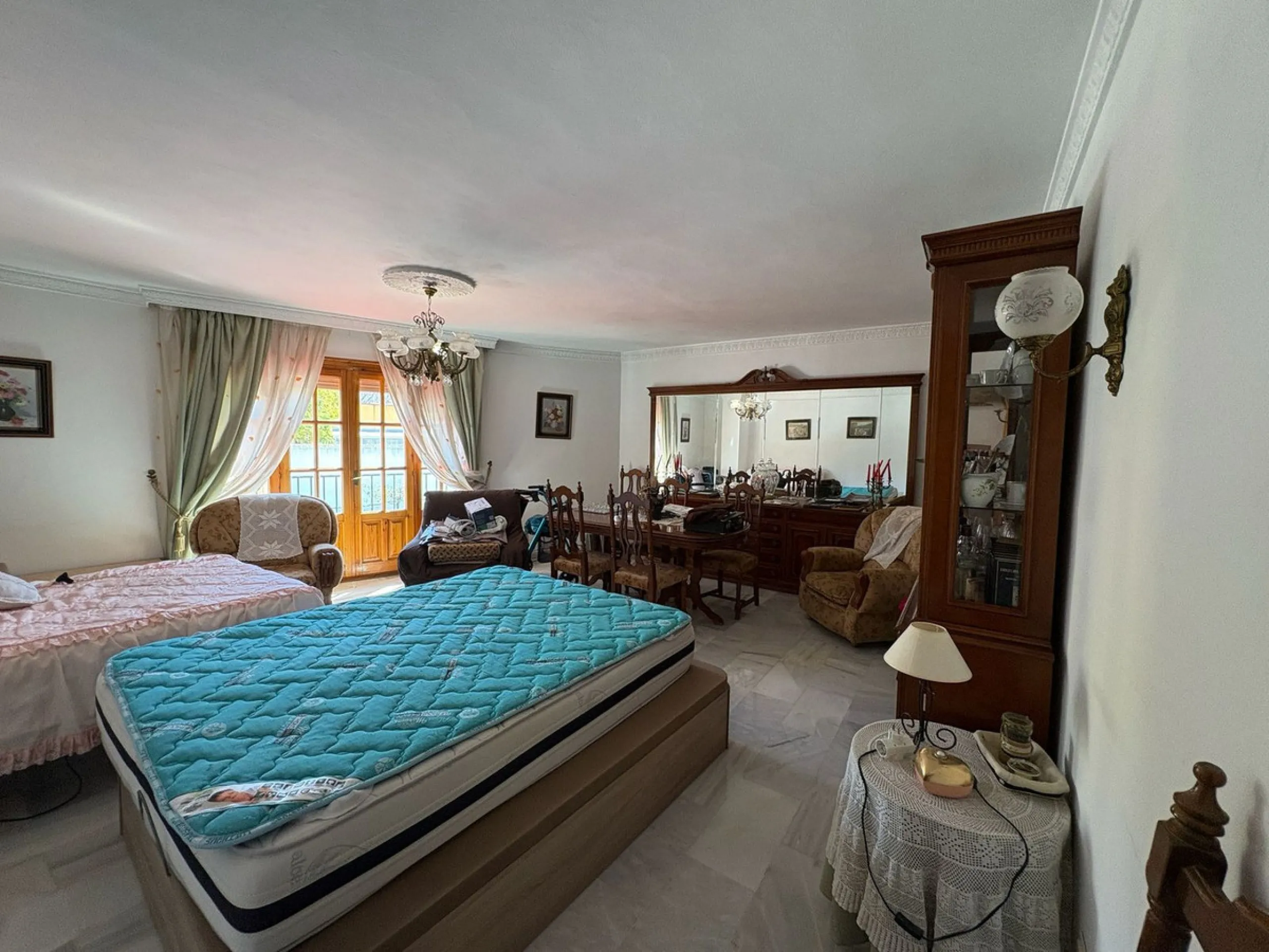 Spacious townhouse located in an excellent area of ​​Estepona, just 500 meters from the seafront promenade and the beach, with all amenities within easy walking distance: shops, bars, restaurants, and leisure facilities.
