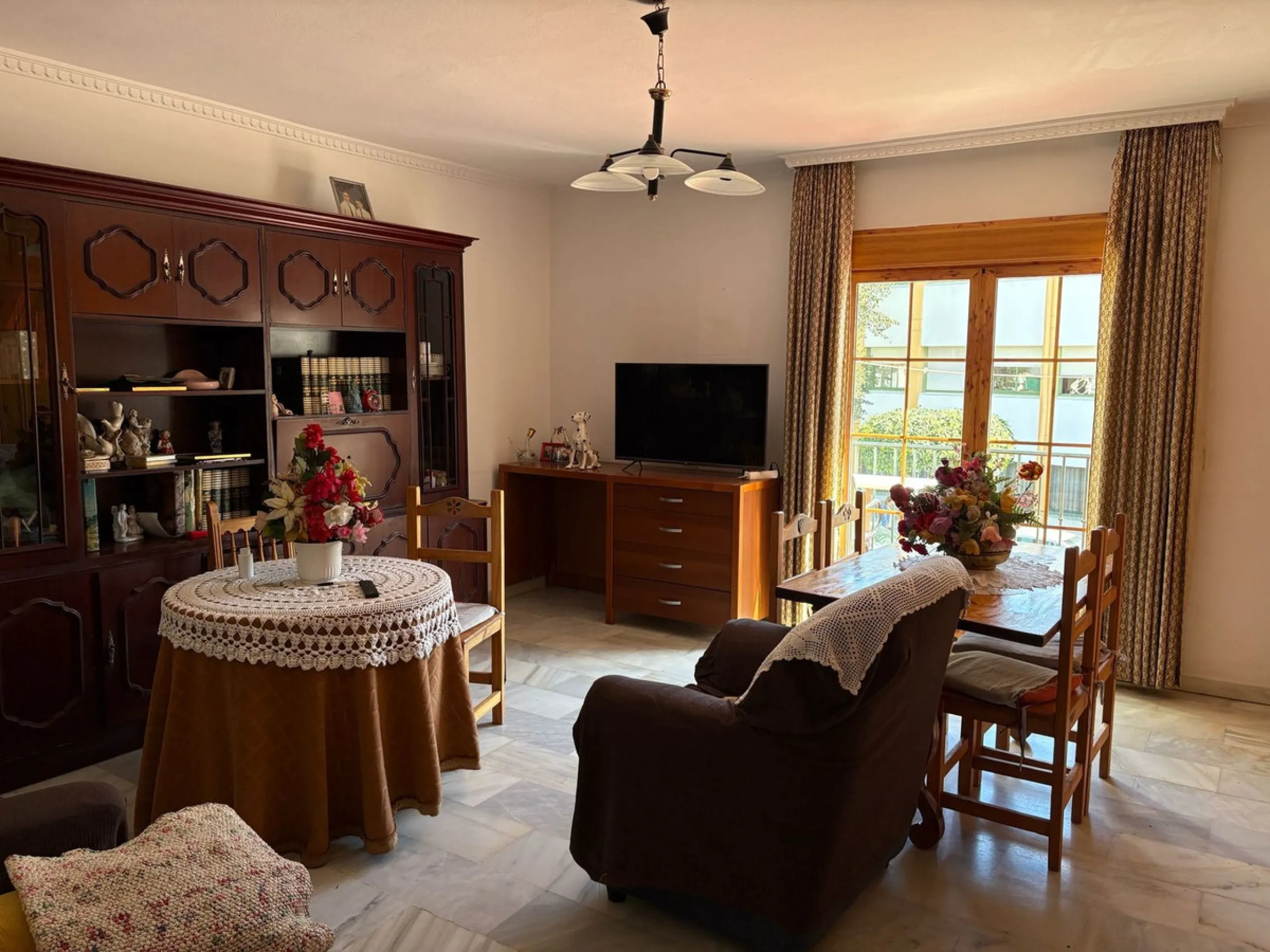 Spacious townhouse located in an excellent area of ​​Estepona, just 500 meters from the seafront promenade and the beach, with all amenities within easy walking distance: shops, bars, restaurants, and leisure facilities.