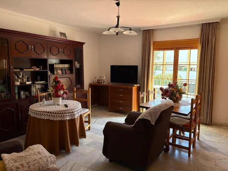 Spacious townhouse located in an excellent area of ​​Estepona, just 500 meters from the seafront promenade and the beach, with all amenities within easy walking distance: shops, bars, restaurants, and leisure facilities.