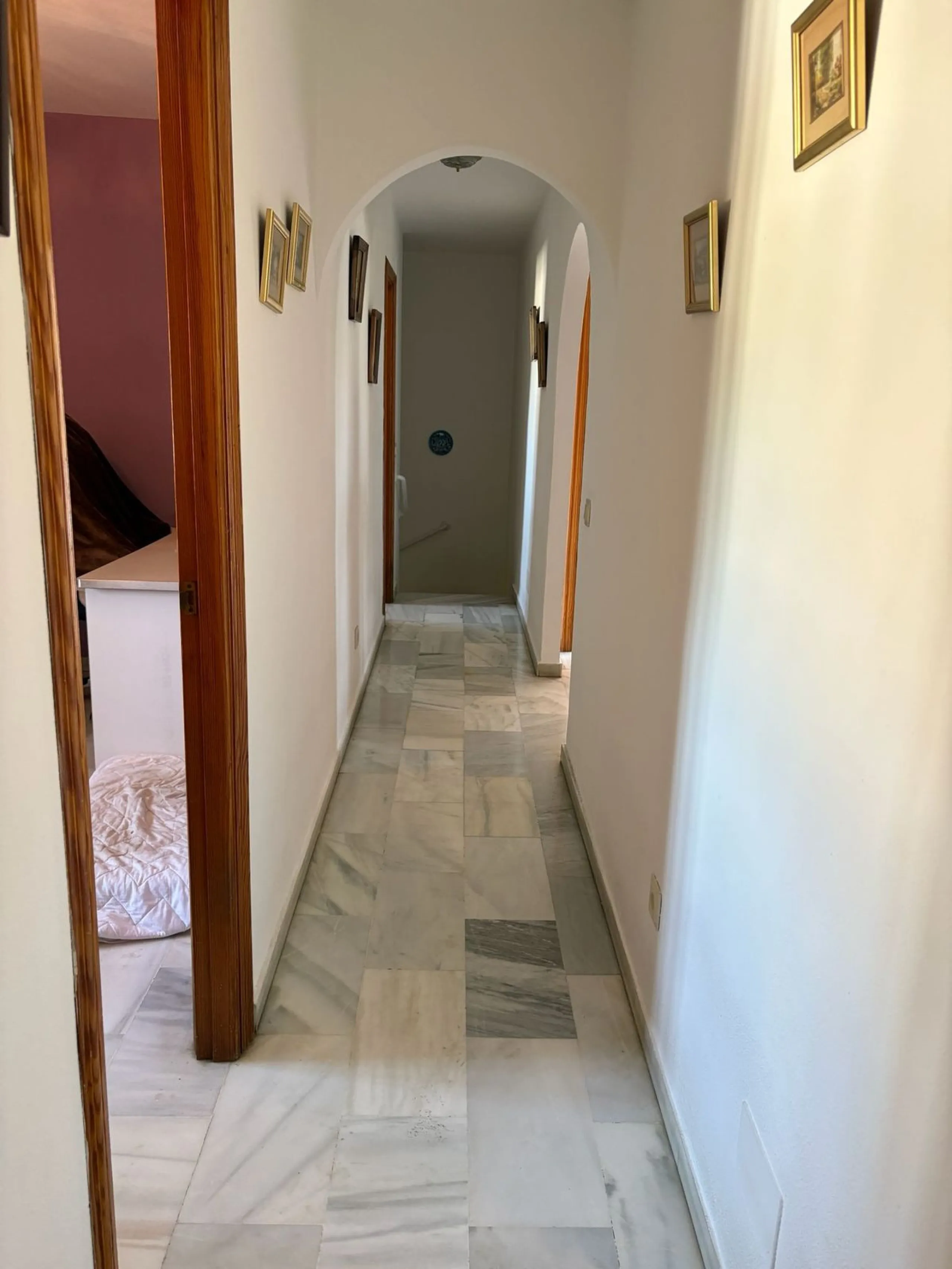 Spacious townhouse located in an excellent area of ​​Estepona, just 500 meters from the seafront promenade and the beach, with all amenities within easy walking distance: shops, bars, restaurants, and leisure facilities.