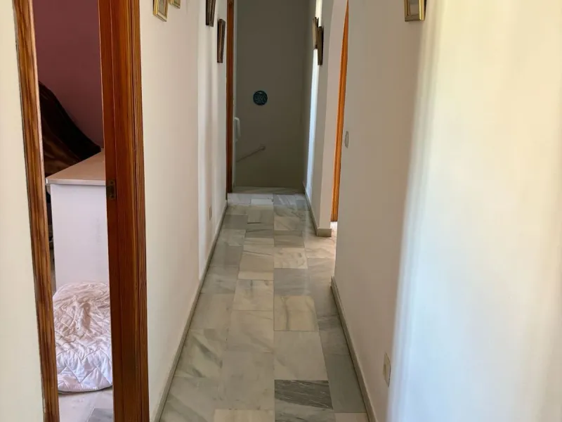 Spacious townhouse located in an excellent area of ​​Estepona, just 500 meters from the seafront promenade and the beach, with all amenities within easy walking distance: shops, bars, restaurants, and leisure facilities.
