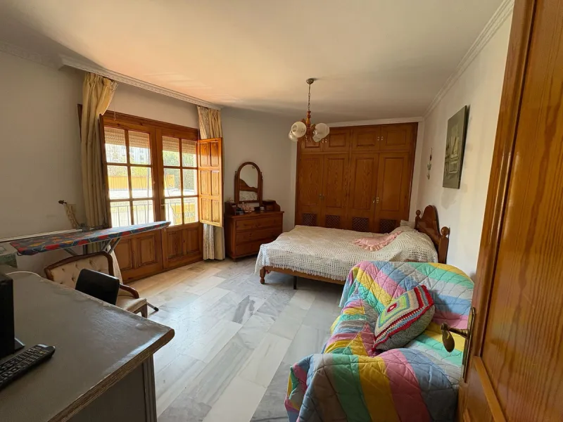 Spacious townhouse located in an excellent area of ​​Estepona, just 500 meters from the seafront promenade and the beach, with all amenities within easy walking distance: shops, bars, restaurants, and leisure facilities.