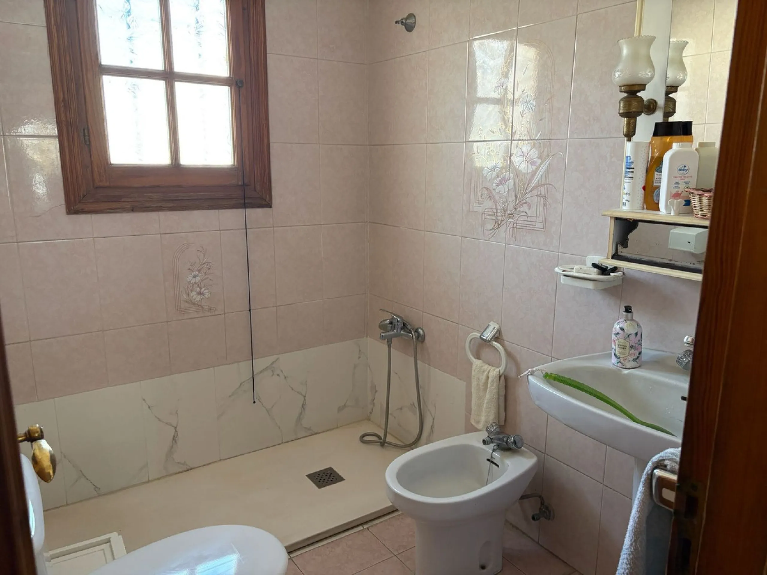 Spacious townhouse located in an excellent area of ​​Estepona, just 500 meters from the seafront promenade and the beach, with all amenities within easy walking distance: shops, bars, restaurants, and leisure facilities.