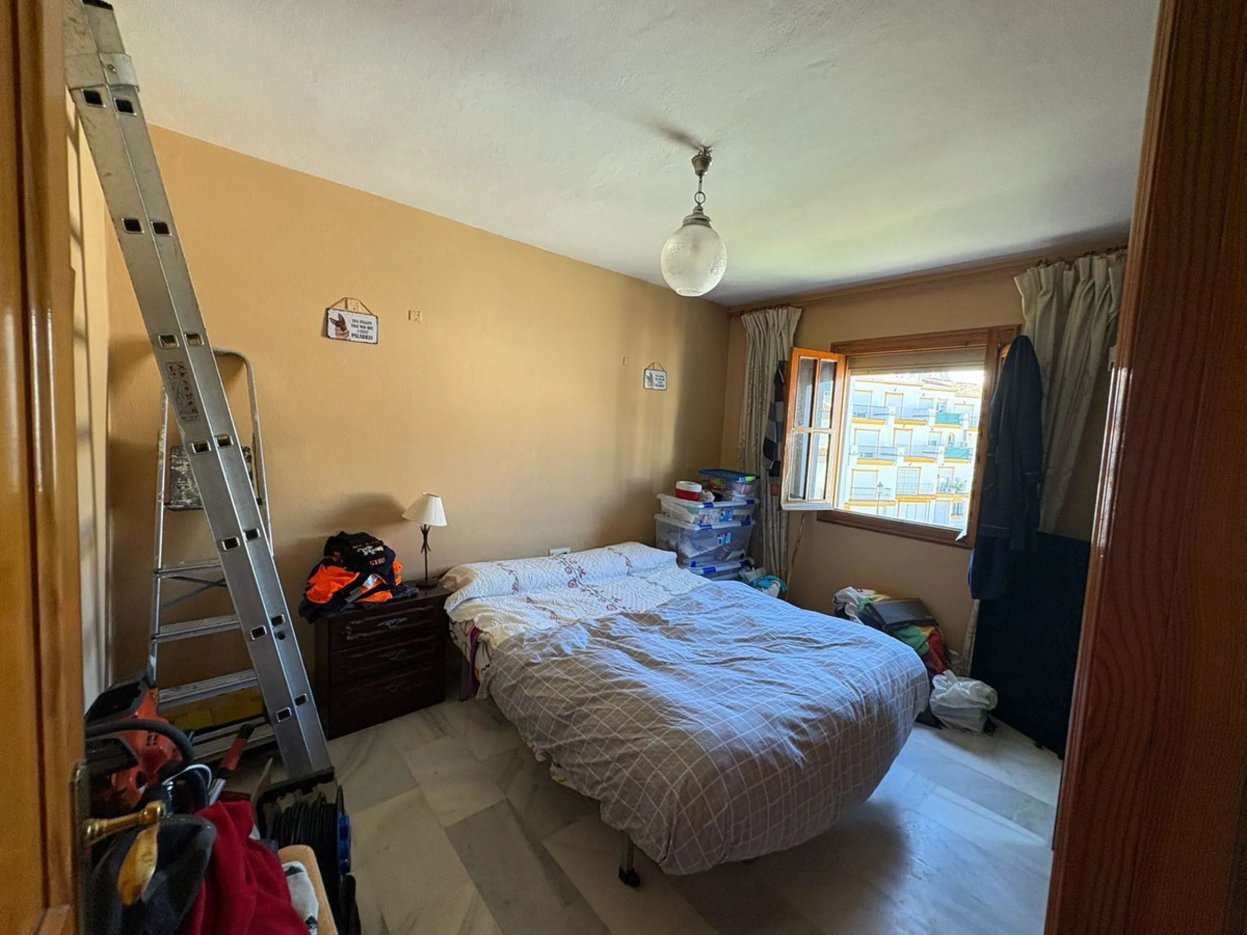 Spacious townhouse located in an excellent area of ​​Estepona, just 500 meters from the seafront promenade and the beach, with all amenities within easy walking distance: shops, bars, restaurants, and leisure facilities.