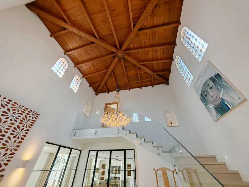 Villa for sale in Elviria, Marbella with 4 bedrooms, 4 bathrooms, 4 en suite bathrooms, 1 toilet and with orientation south, with private swimming pool, private garage and private garden. Regarding property dimensions, it has 327 m² built and 1,519 m² plo