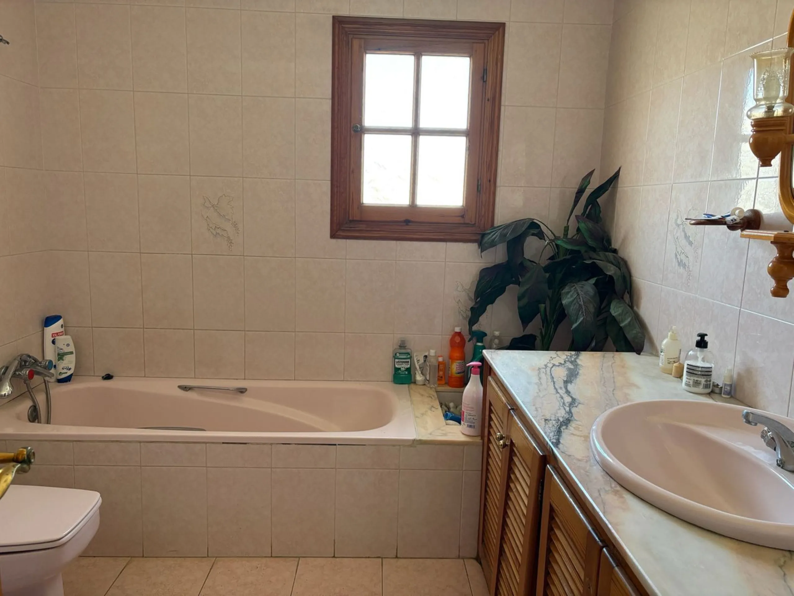 Spacious townhouse located in an excellent area of ​​Estepona, just 500 meters from the seafront promenade and the beach, with all amenities within easy walking distance: shops, bars, restaurants, and leisure facilities.