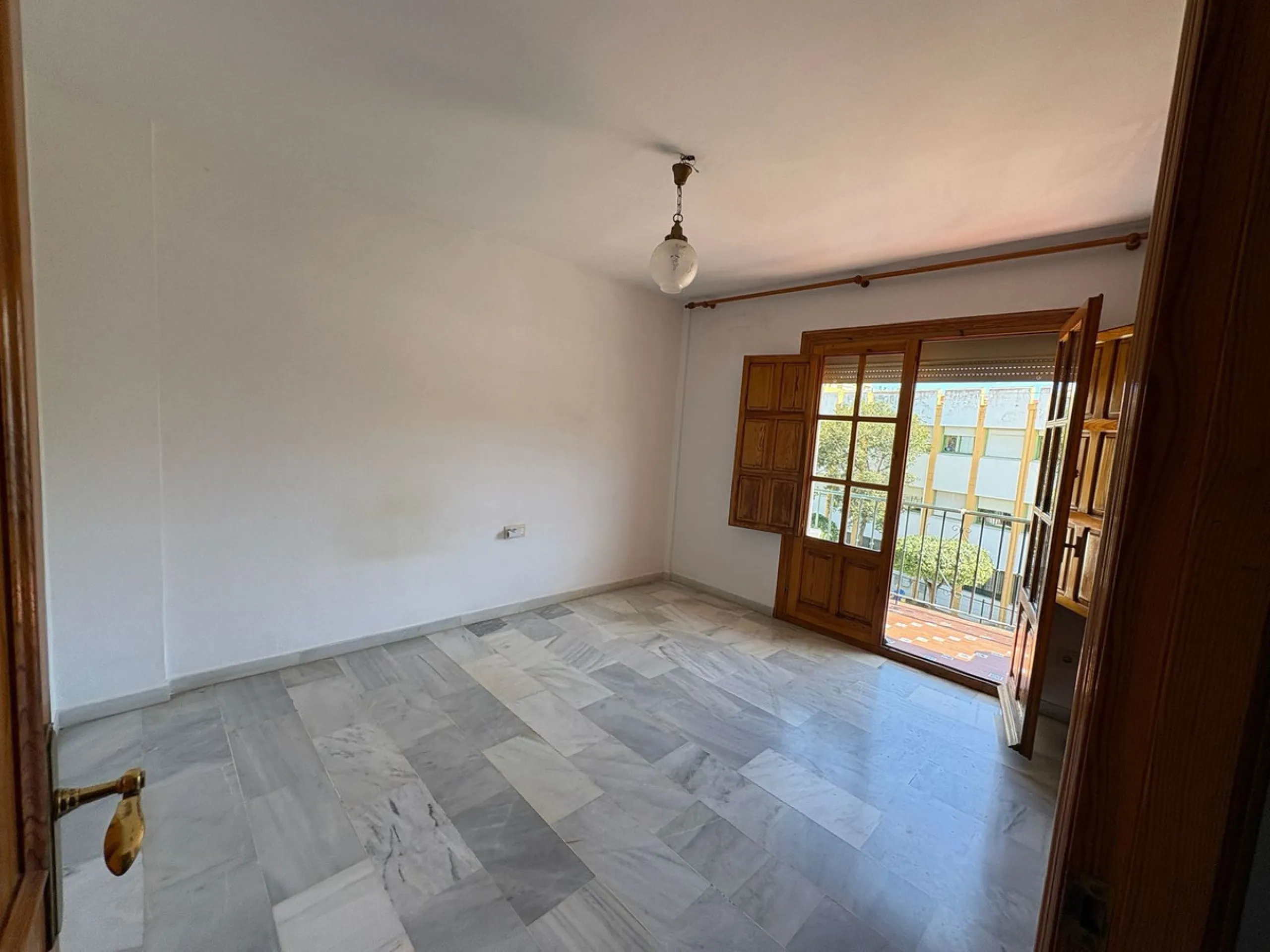 Spacious townhouse located in an excellent area of ​​Estepona, just 500 meters from the seafront promenade and the beach, with all amenities within easy walking distance: shops, bars, restaurants, and leisure facilities.