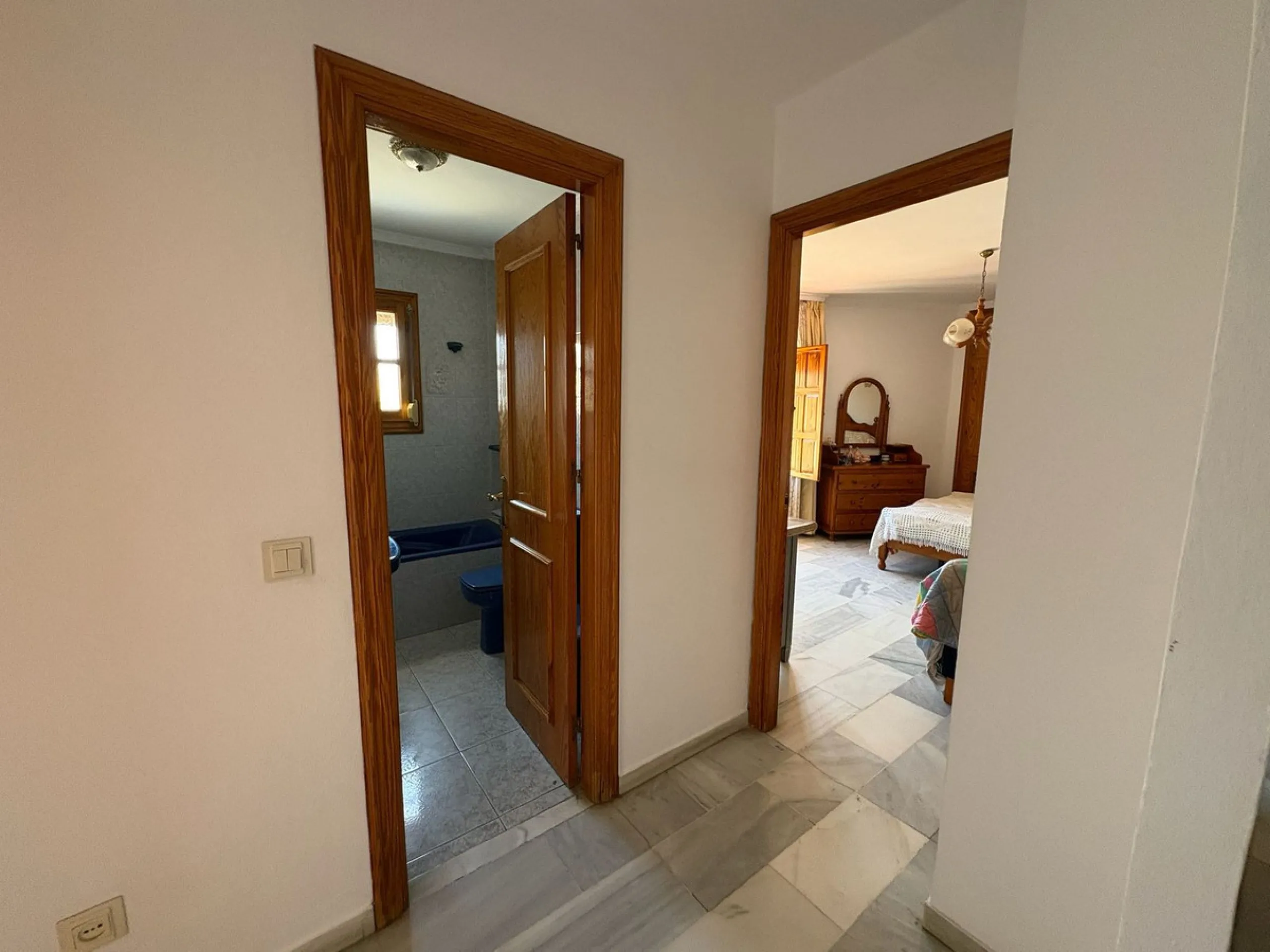 Spacious townhouse located in an excellent area of ​​Estepona, just 500 meters from the seafront promenade and the beach, with all amenities within easy walking distance: shops, bars, restaurants, and leisure facilities.