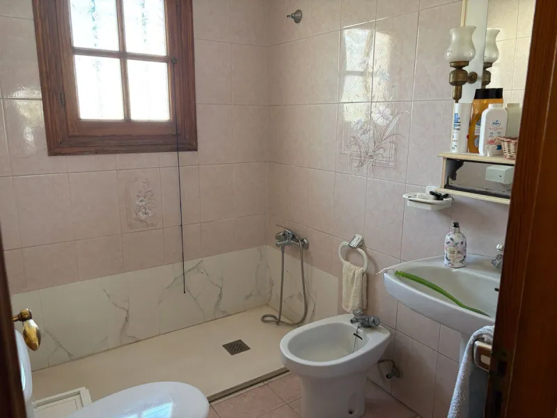 Spacious townhouse located in an excellent area of ​​Estepona, just 500 meters from the seafront promenade and the beach, with all amenities within easy walking distance: shops, bars, restaurants, and leisure facilities.