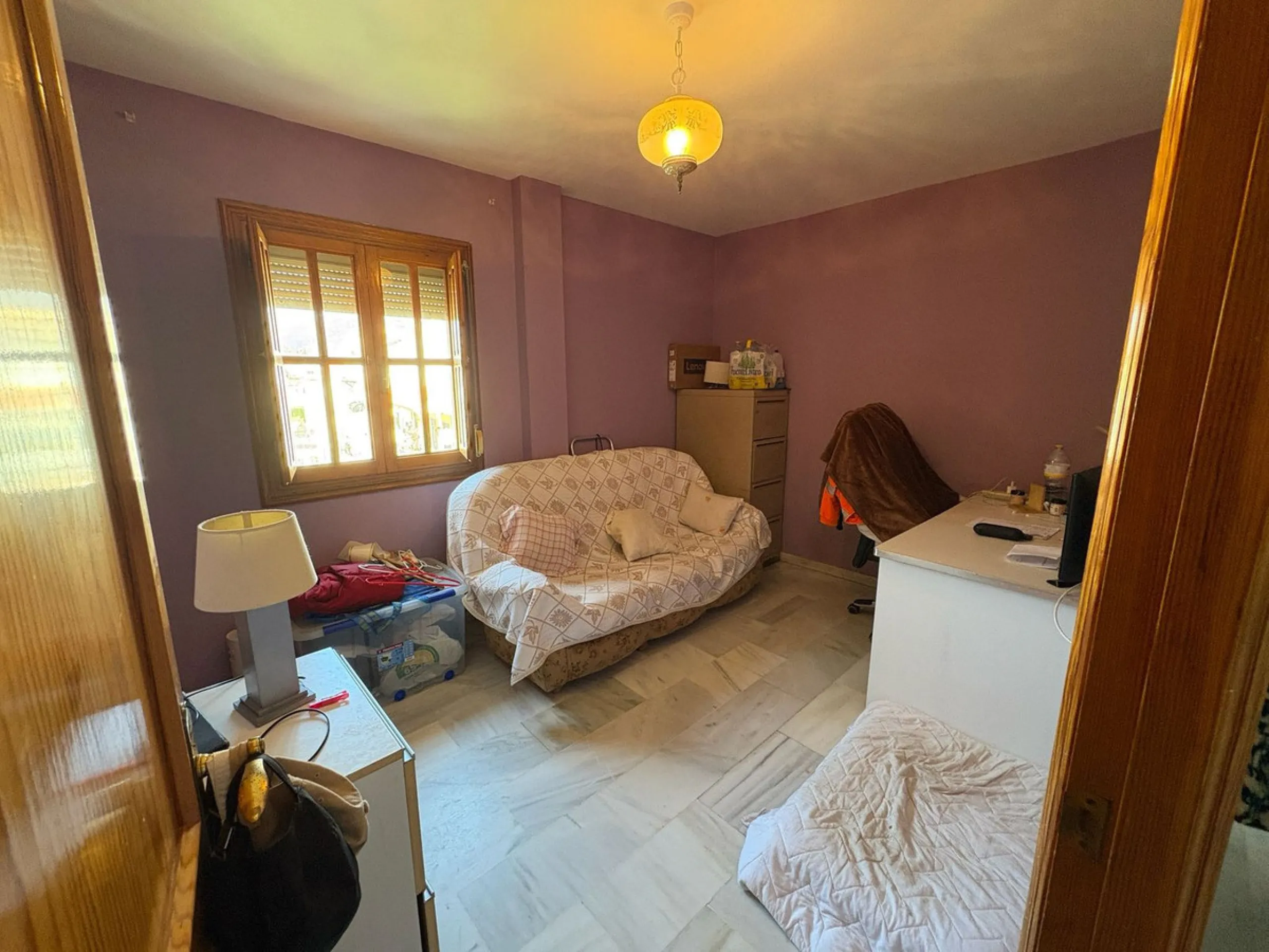 Spacious townhouse located in an excellent area of ​​Estepona, just 500 meters from the seafront promenade and the beach, with all amenities within easy walking distance: shops, bars, restaurants, and leisure facilities.