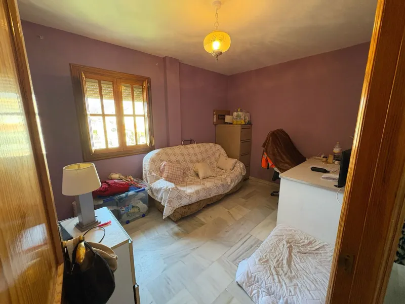 Spacious townhouse located in an excellent area of ​​Estepona, just 500 meters from the seafront promenade and the beach, with all amenities within easy walking distance: shops, bars, restaurants, and leisure facilities.
