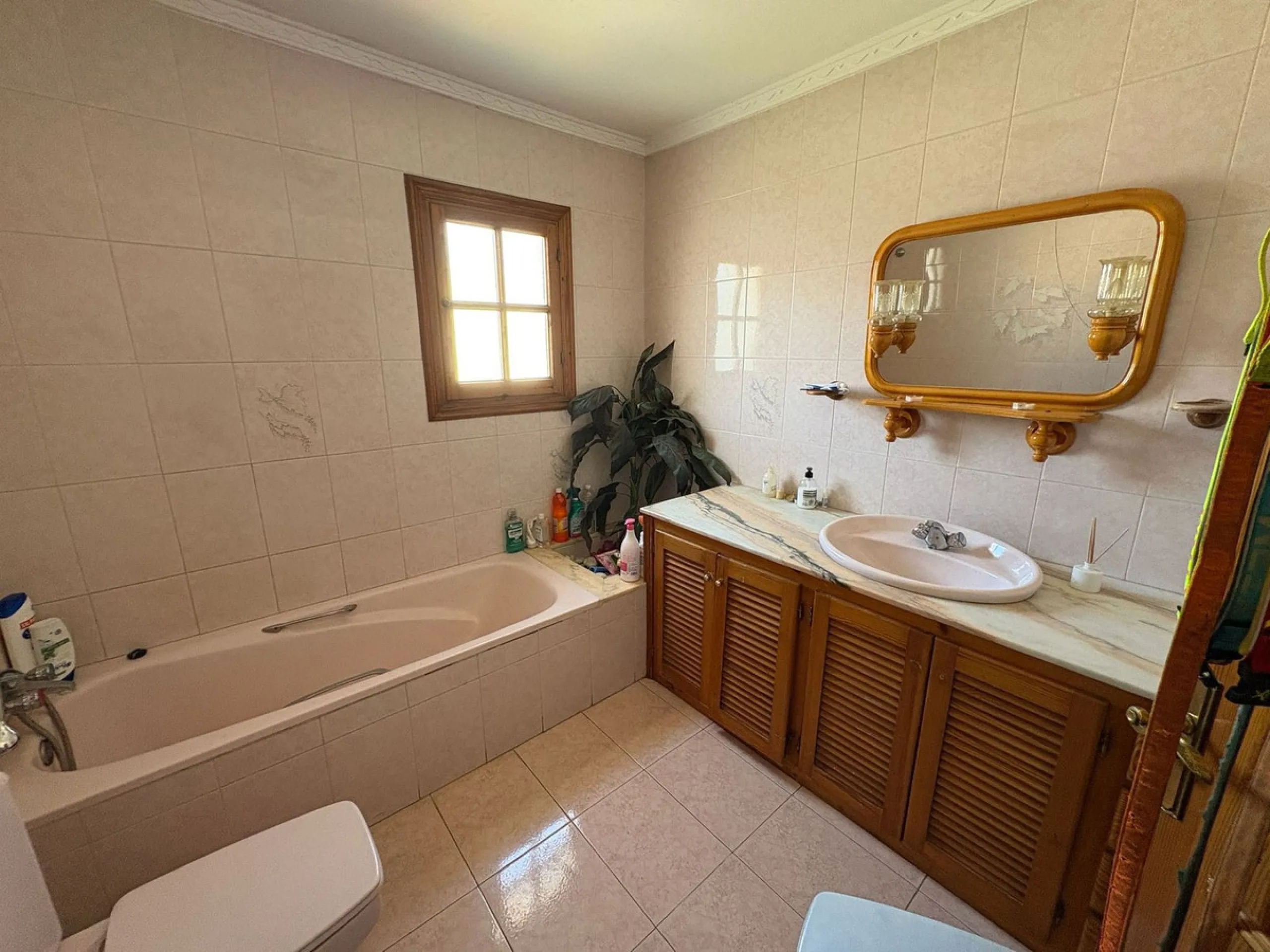 Spacious townhouse located in an excellent area of ​​Estepona, just 500 meters from the seafront promenade and the beach, with all amenities within easy walking distance: shops, bars, restaurants, and leisure facilities.