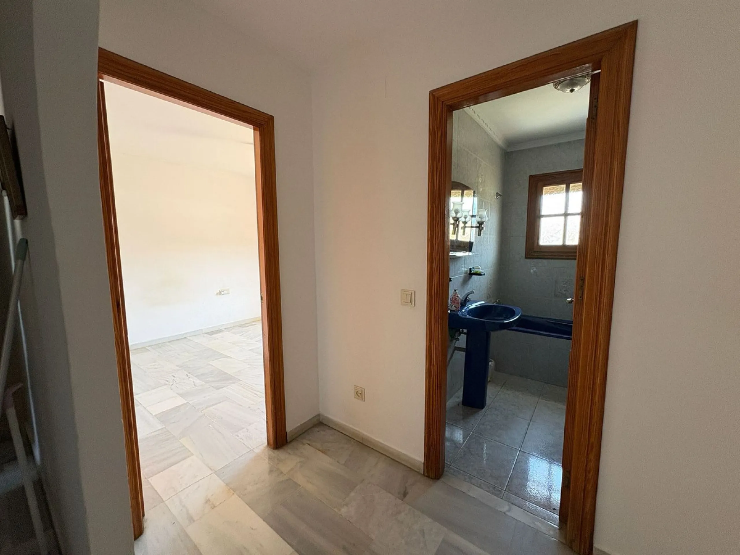 Spacious townhouse located in an excellent area of ​​Estepona, just 500 meters from the seafront promenade and the beach, with all amenities within easy walking distance: shops, bars, restaurants, and leisure facilities.