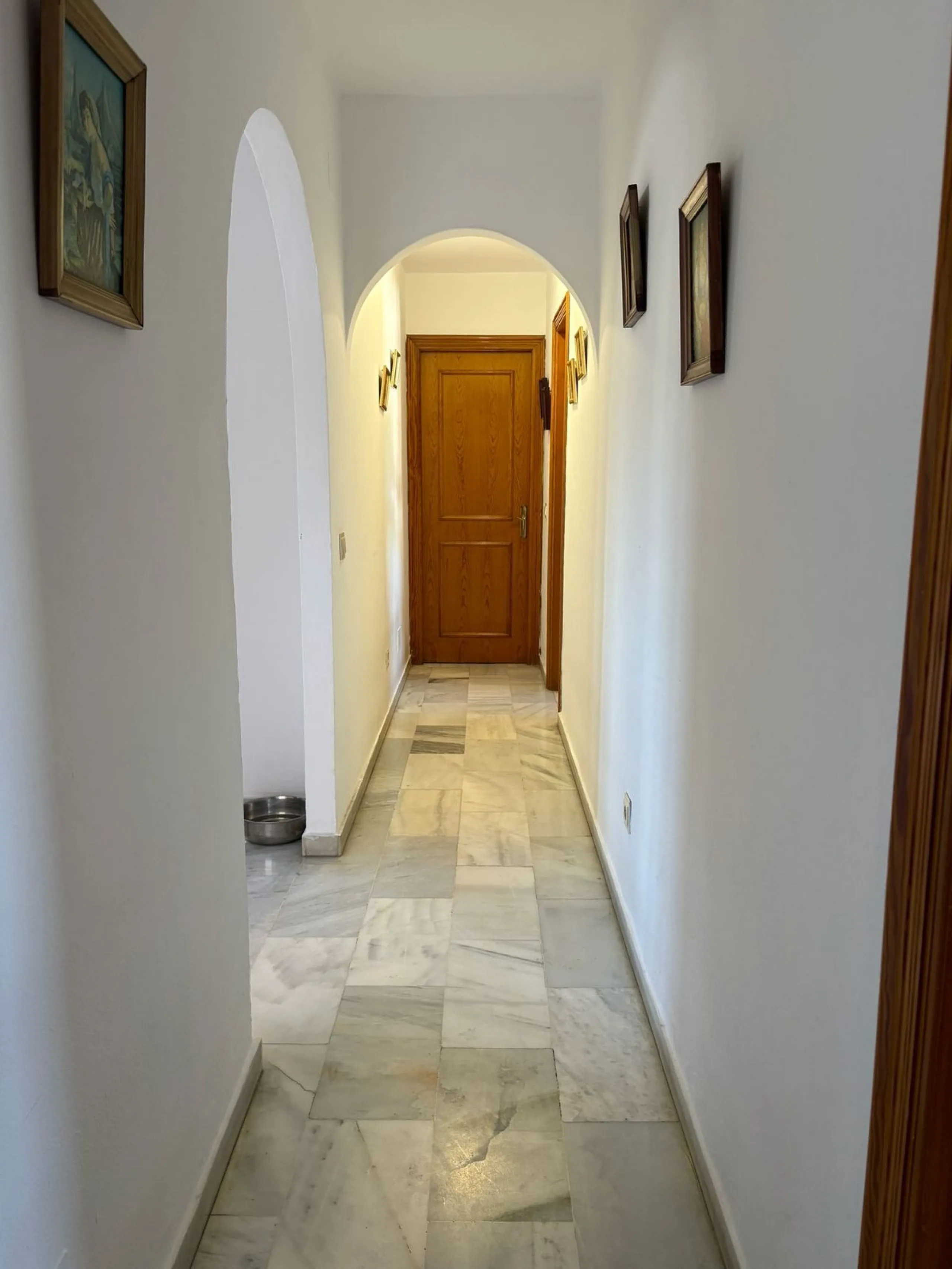 Spacious townhouse located in an excellent area of ​​Estepona, just 500 meters from the seafront promenade and the beach, with all amenities within easy walking distance: shops, bars, restaurants, and leisure facilities.