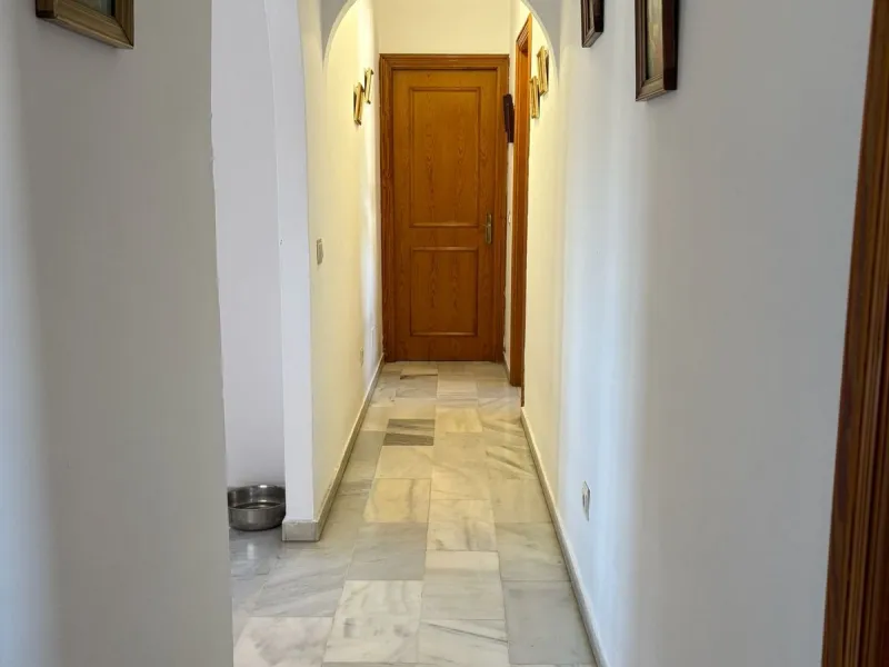 Spacious townhouse located in an excellent area of ​​Estepona, just 500 meters from the seafront promenade and the beach, with all amenities within easy walking distance: shops, bars, restaurants, and leisure facilities.