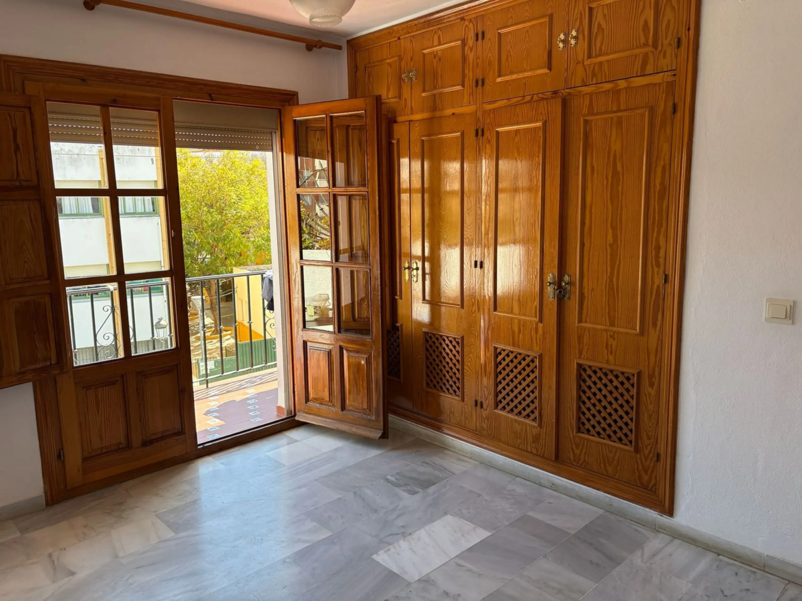 Spacious townhouse located in an excellent area of ​​Estepona, just 500 meters from the seafront promenade and the beach, with all amenities within easy walking distance: shops, bars, restaurants, and leisure facilities.