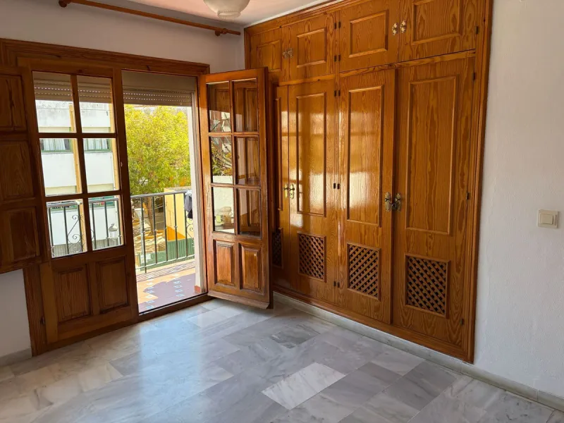 Spacious townhouse located in an excellent area of ​​Estepona, just 500 meters from the seafront promenade and the beach, with all amenities within easy walking distance: shops, bars, restaurants, and leisure facilities.