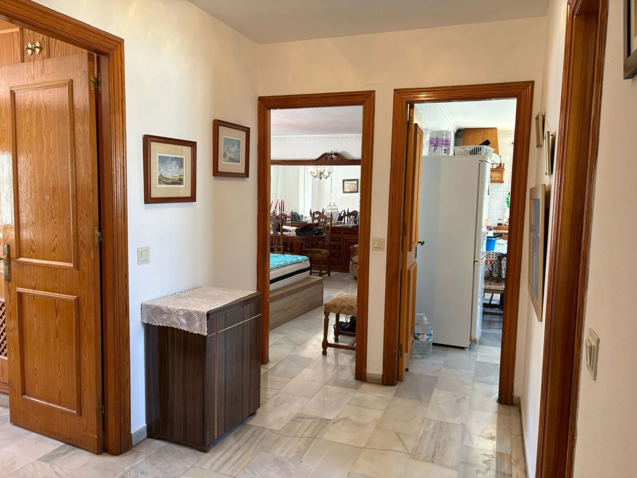 Spacious townhouse located in an excellent area of ​​Estepona, just 500 meters from the seafront promenade and the beach, with all amenities within easy walking distance: shops, bars, restaurants, and leisure facilities.