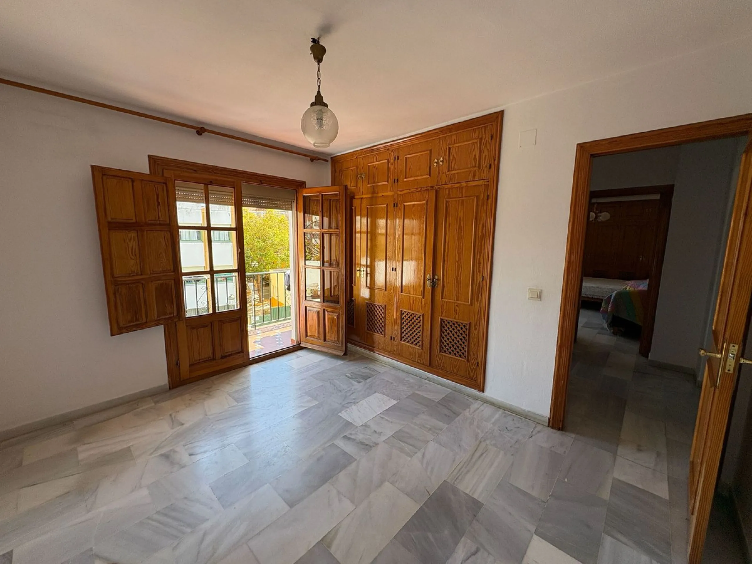 Spacious townhouse located in an excellent area of ​​Estepona, just 500 meters from the seafront promenade and the beach, with all amenities within easy walking distance: shops, bars, restaurants, and leisure facilities.