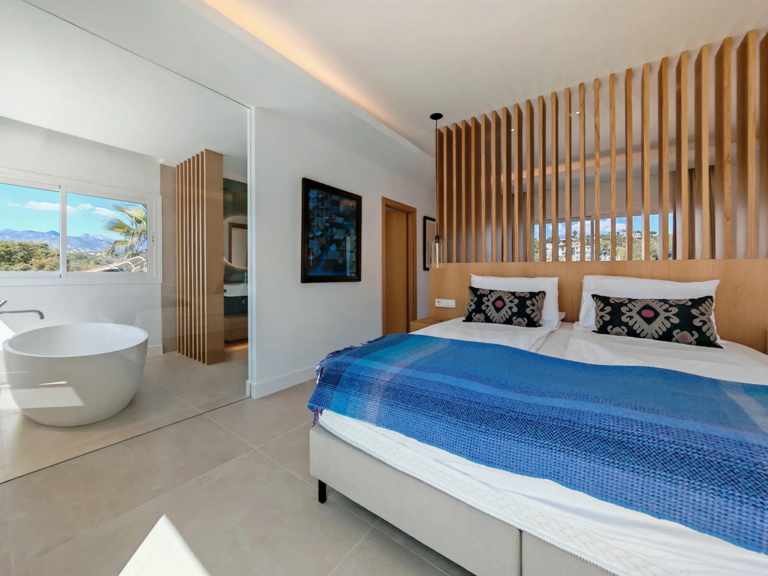 Villa for sale in Elviria, Marbella with 4 bedrooms, 4 bathrooms, 4 en suite bathrooms, 1 toilet and with orientation south, with private swimming pool, private garage and private garden. Regarding property dimensions, it has 327 m² built and 1,519 m² plo