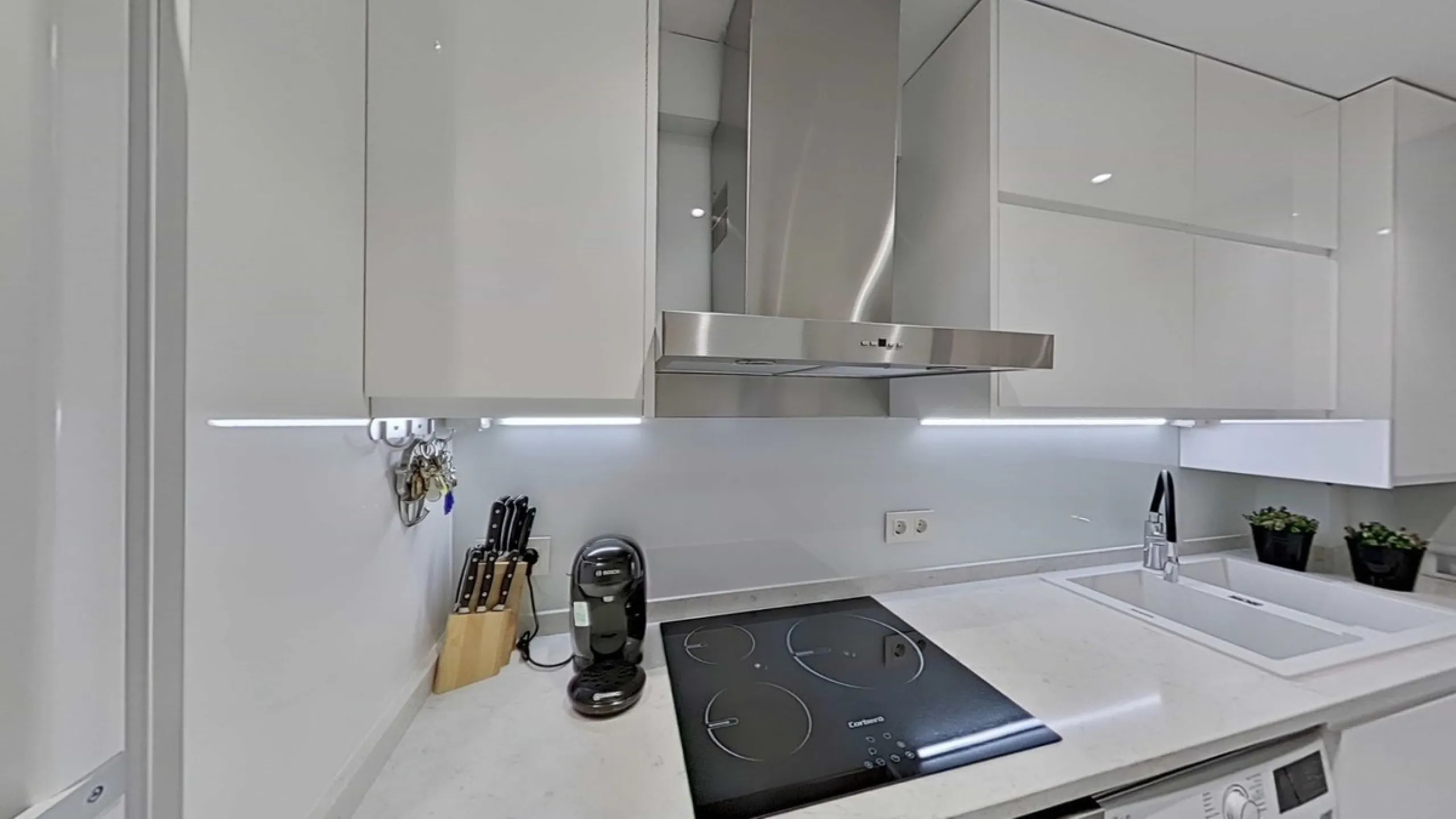 Apartment - Middle Floor Apartment в продаже в Marbella, Málaga. В доме 2 спален и 1 ванных комнат. Площадь дома 60 м²