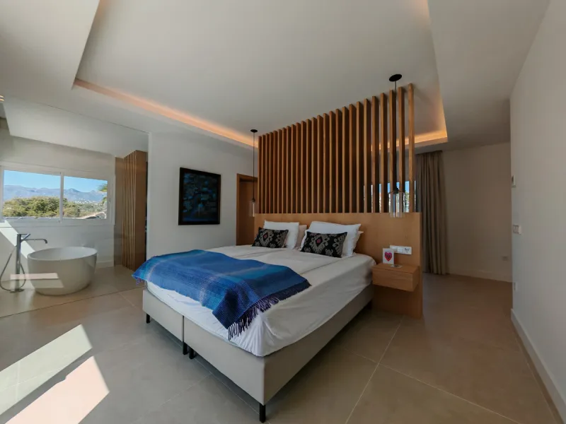 Villa for sale in Elviria, Marbella with 4 bedrooms, 4 bathrooms, 4 en suite bathrooms, 1 toilet and with orientation south, with private swimming pool, private garage and private garden. Regarding property dimensions, it has 327 m² built and 1,519 m² plo