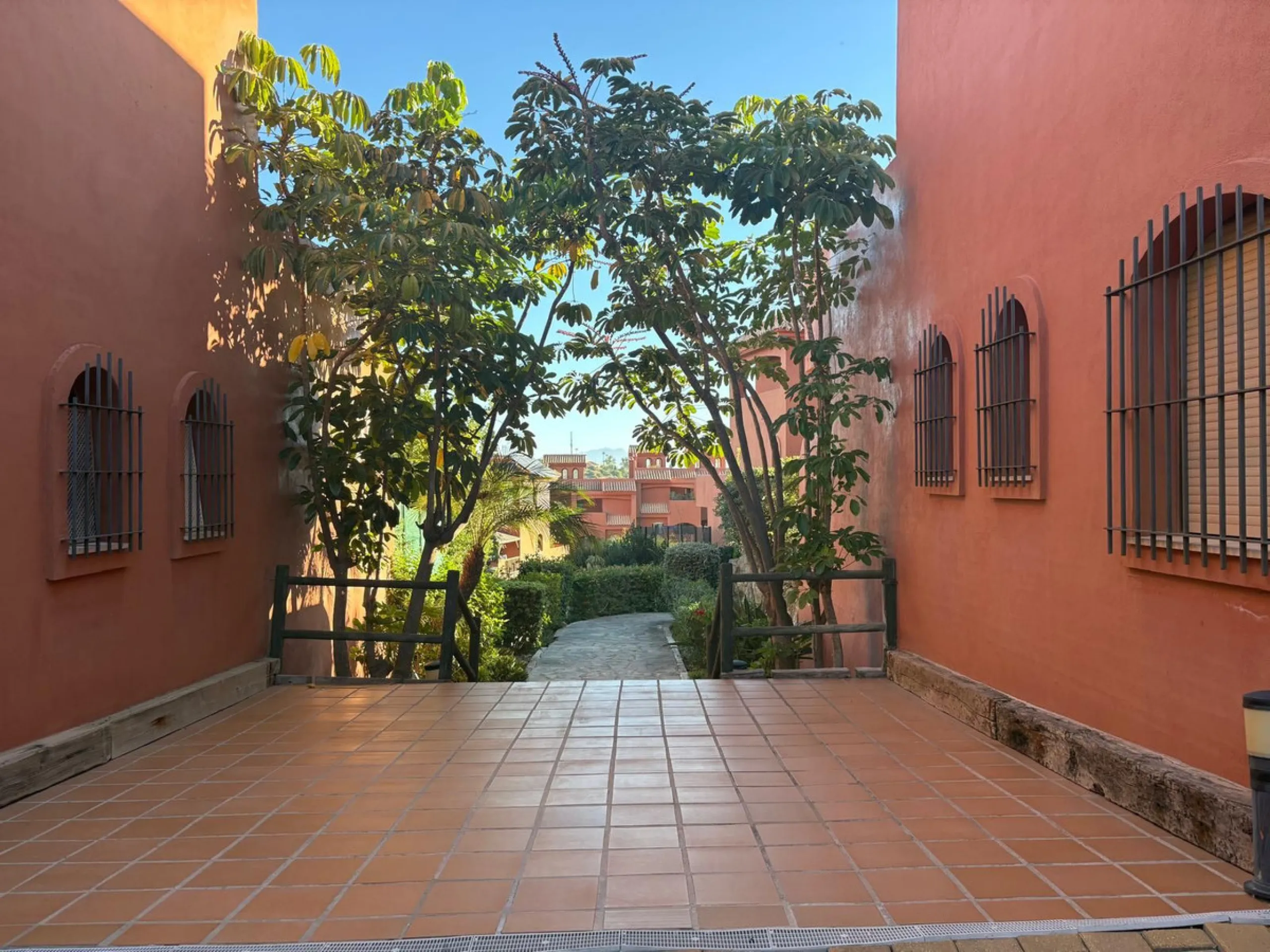 Apartment - Middle Floor Apartment в продаже в Estepona, Málaga. В доме 2 спален и 2 ванных комнат. Площадь дома 92 м²