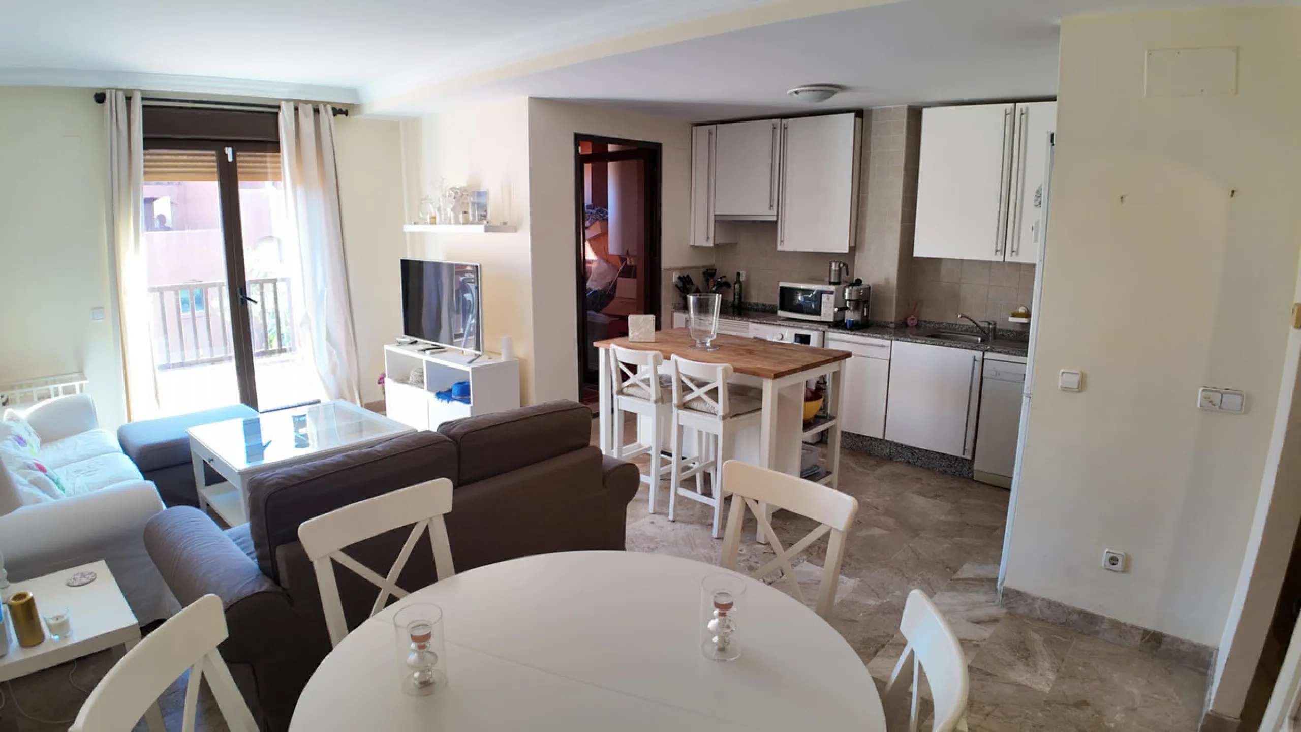 Apartment - Middle Floor Apartment в продаже в Estepona, Málaga. В доме 2 спален и 2 ванных комнат. Площадь дома 92 м²
