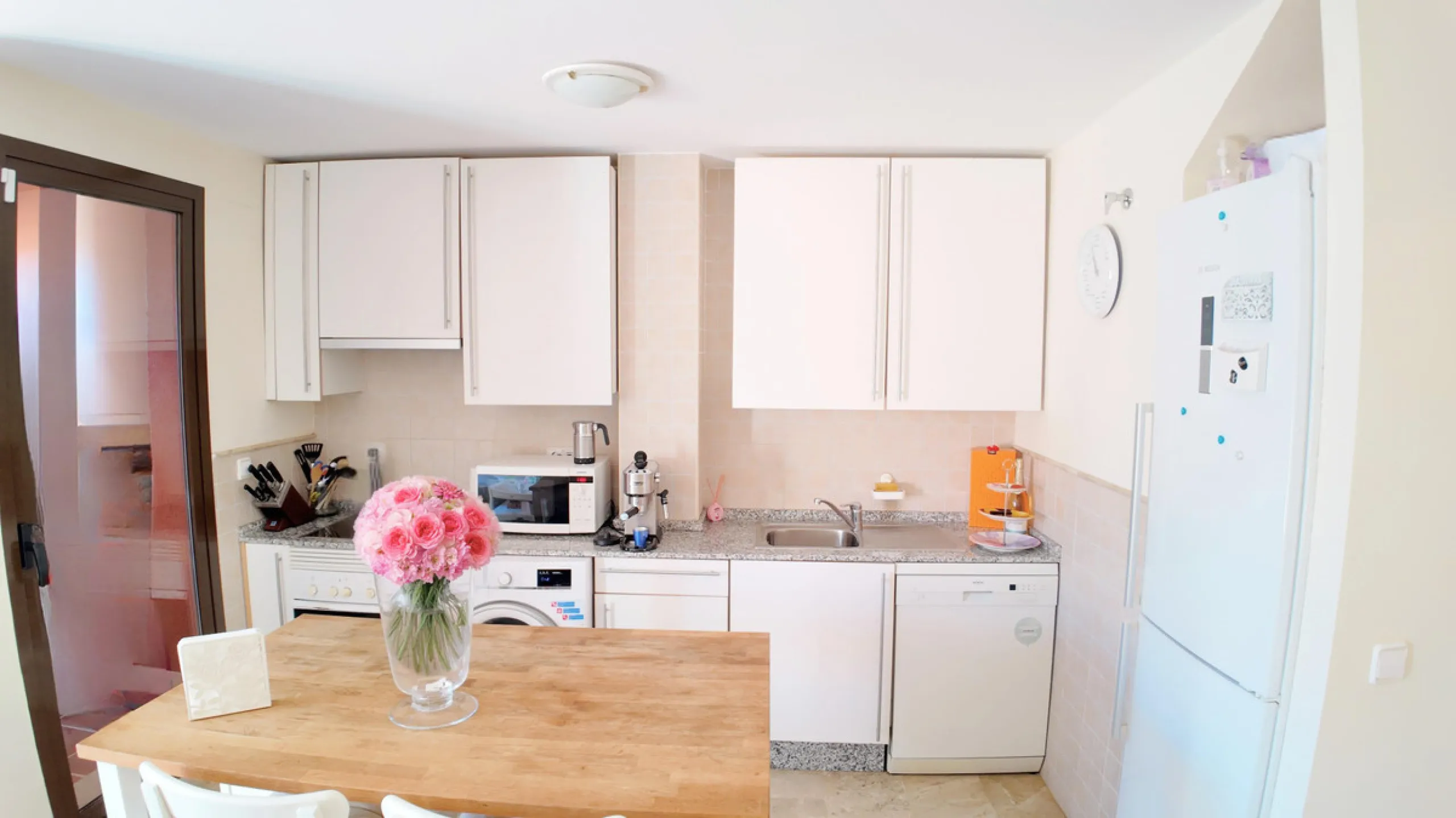 Apartment - Middle Floor Apartment в продаже в Estepona, Málaga. В доме 2 спален и 2 ванных комнат. Площадь дома 92 м²
