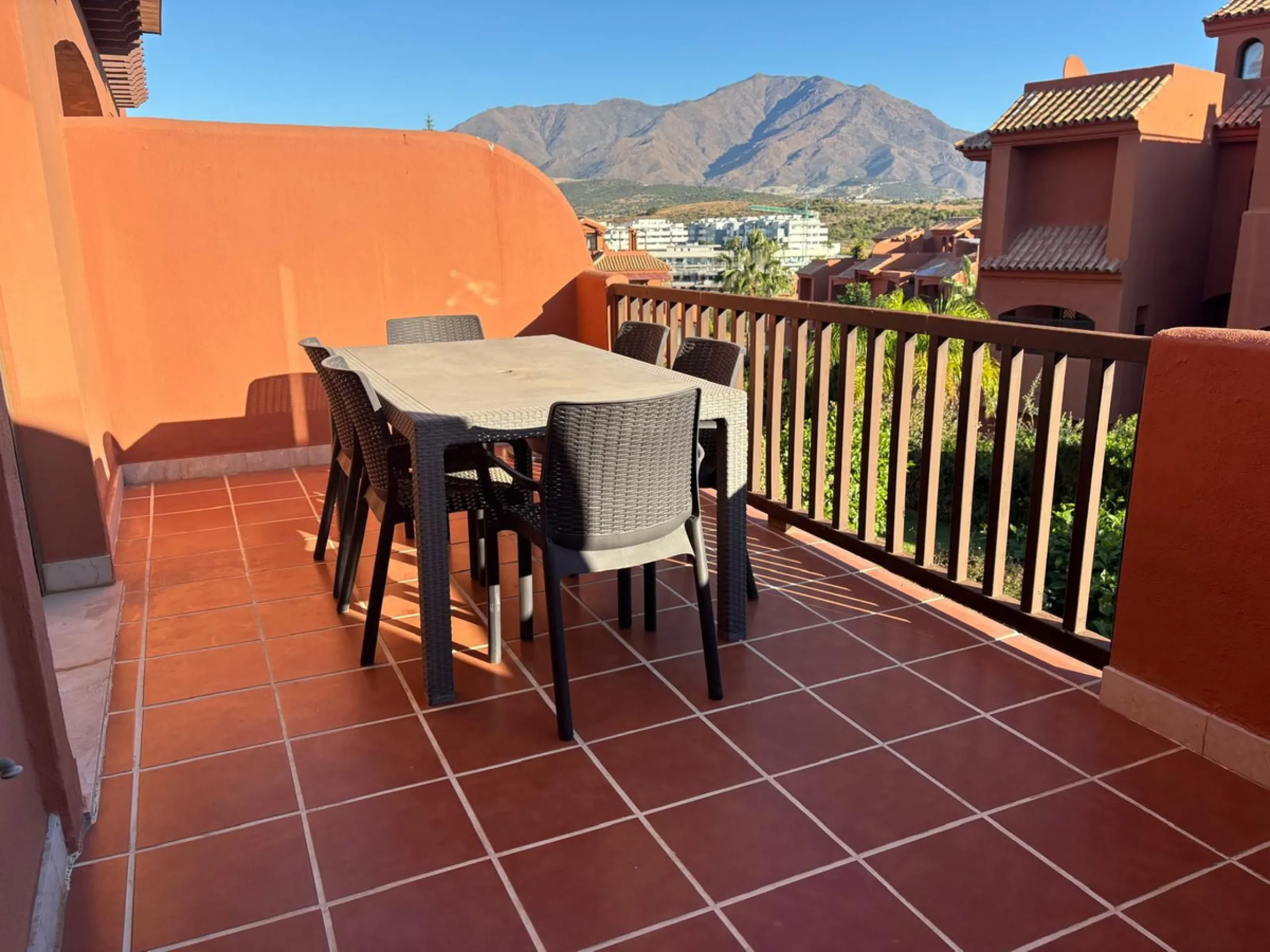 Apartment - Middle Floor Apartment в продаже в Estepona, Málaga. В доме 2 спален и 2 ванных комнат. Площадь дома 92 м²