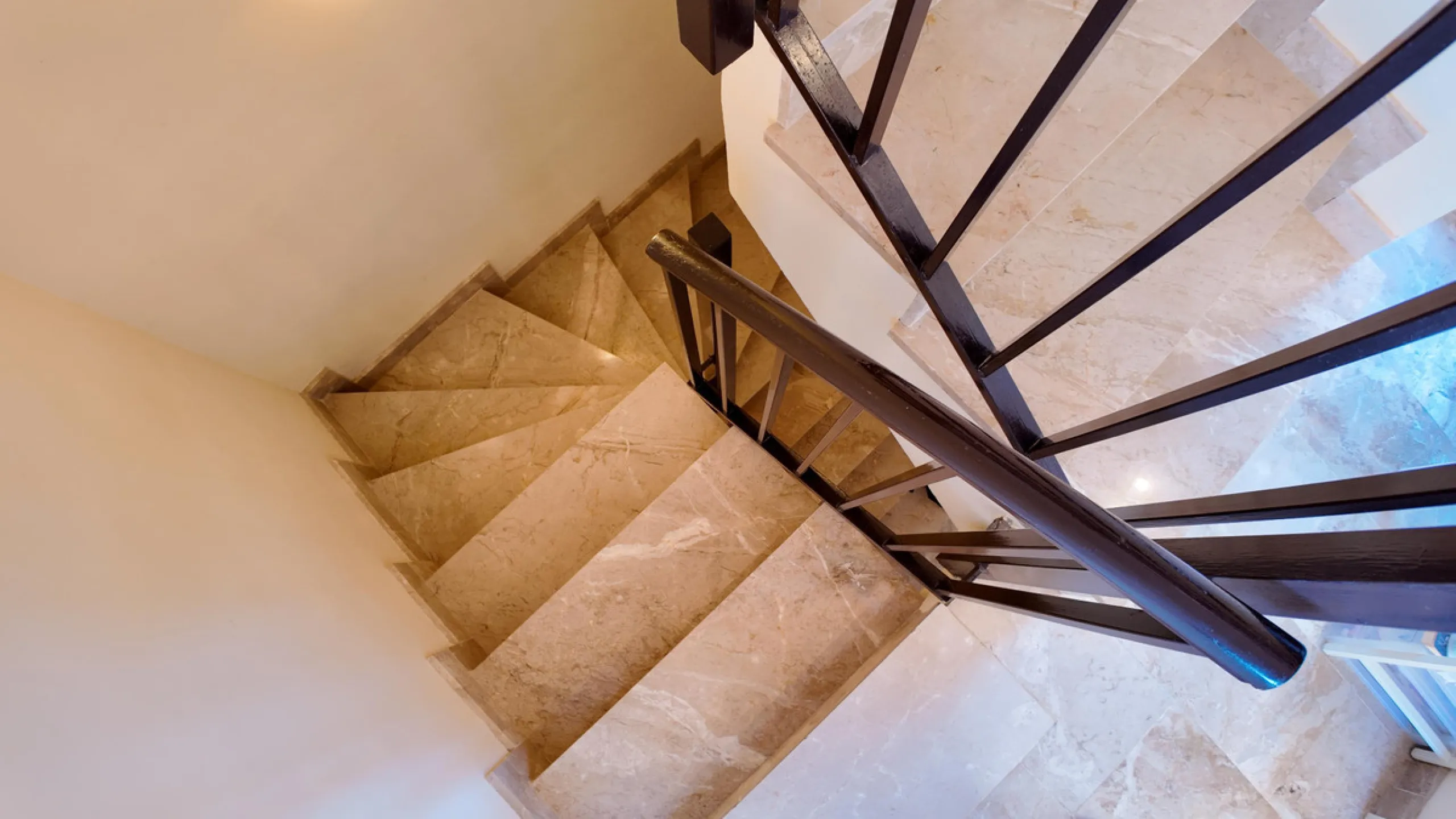 Apartment - Middle Floor Apartment в продаже в Estepona, Málaga. В доме 2 спален и 2 ванных комнат. Площадь дома 92 м²