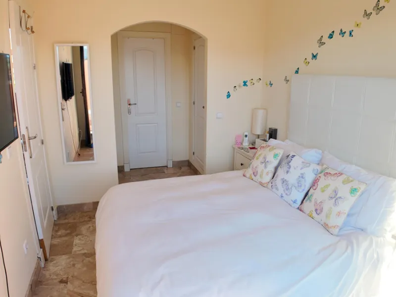 Apartment - Middle Floor Apartment в продаже в Estepona, Málaga. В доме 2 спален и 2 ванных комнат. Площадь дома 92 м²