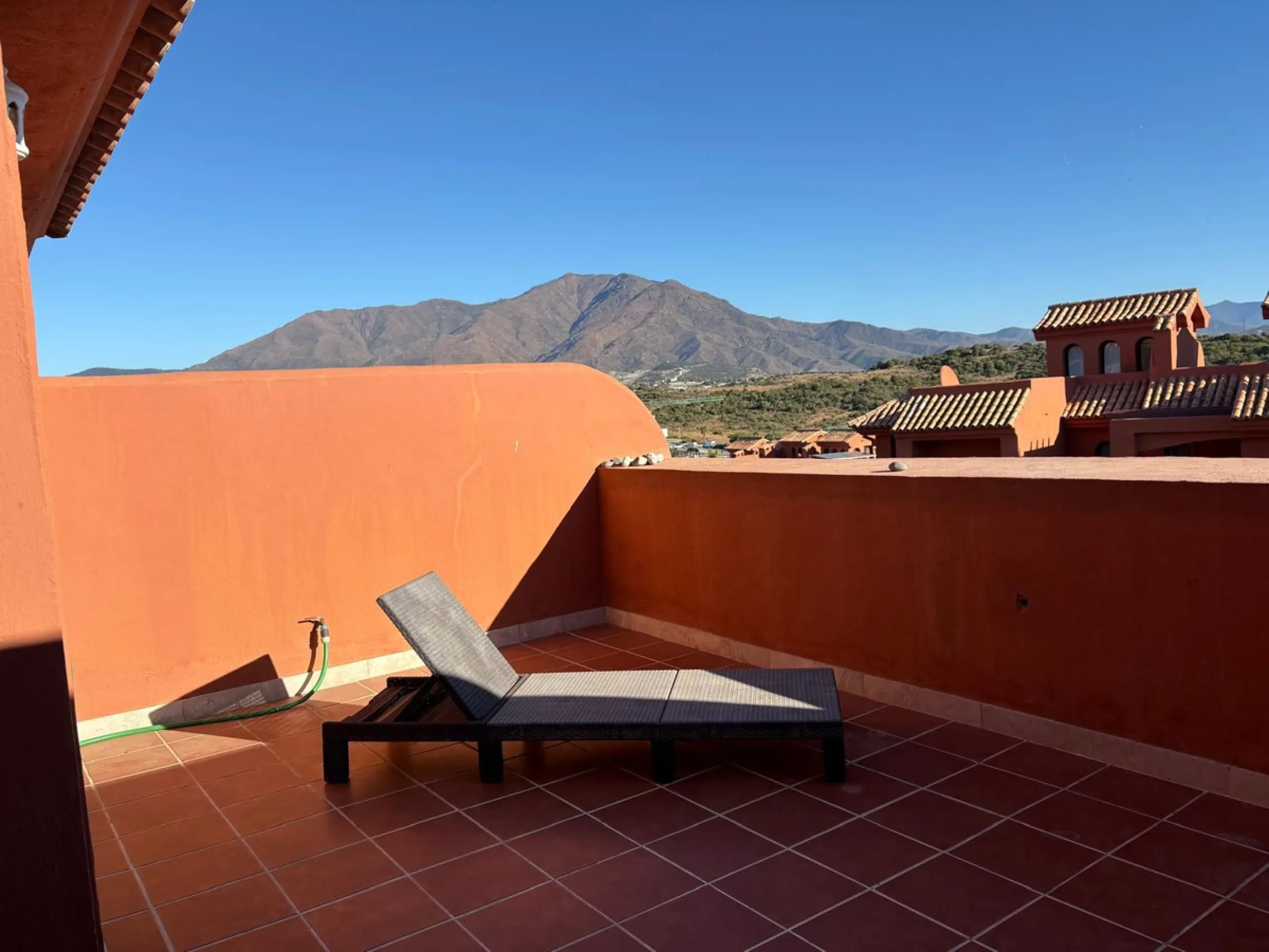 Apartment - Middle Floor Apartment в продаже в Estepona, Málaga. В доме 2 спален и 2 ванных комнат. Площадь дома 92 м²