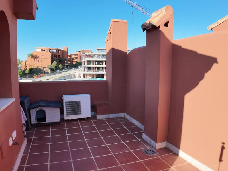 Apartment - Middle Floor Apartment в продаже в Estepona, Málaga. В доме 2 спален и 2 ванных комнат. Площадь дома 92 м²