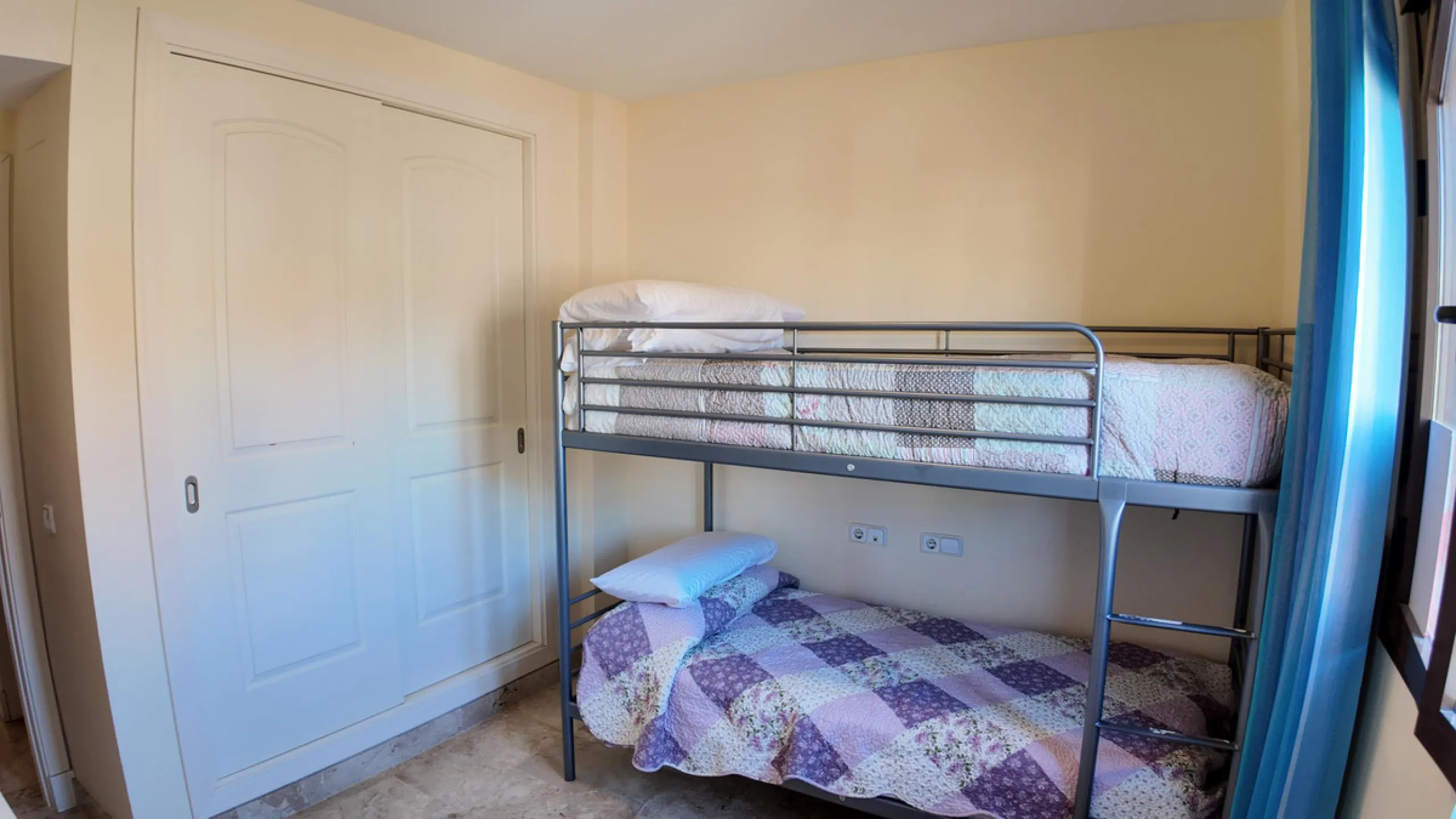 Apartment - Middle Floor Apartment в продаже в Estepona, Málaga. В доме 2 спален и 2 ванных комнат. Площадь дома 92 м²